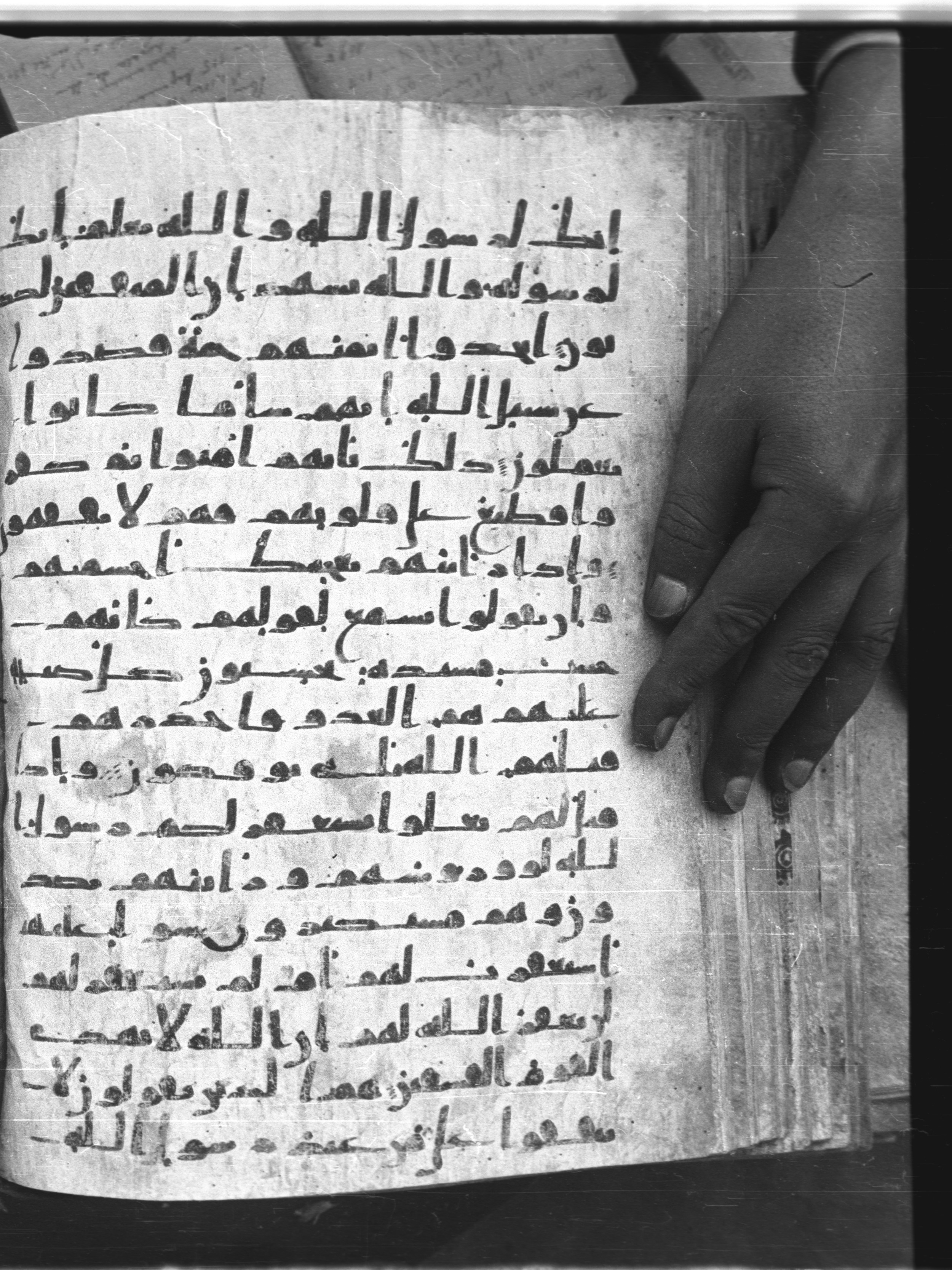 Saray Medina 1a (Karatay 3), in Kūfī script, showing Surah 63:2 from 8th Century AD found in Medina, currently housed at Topkapı Palace Museum, Istanbul