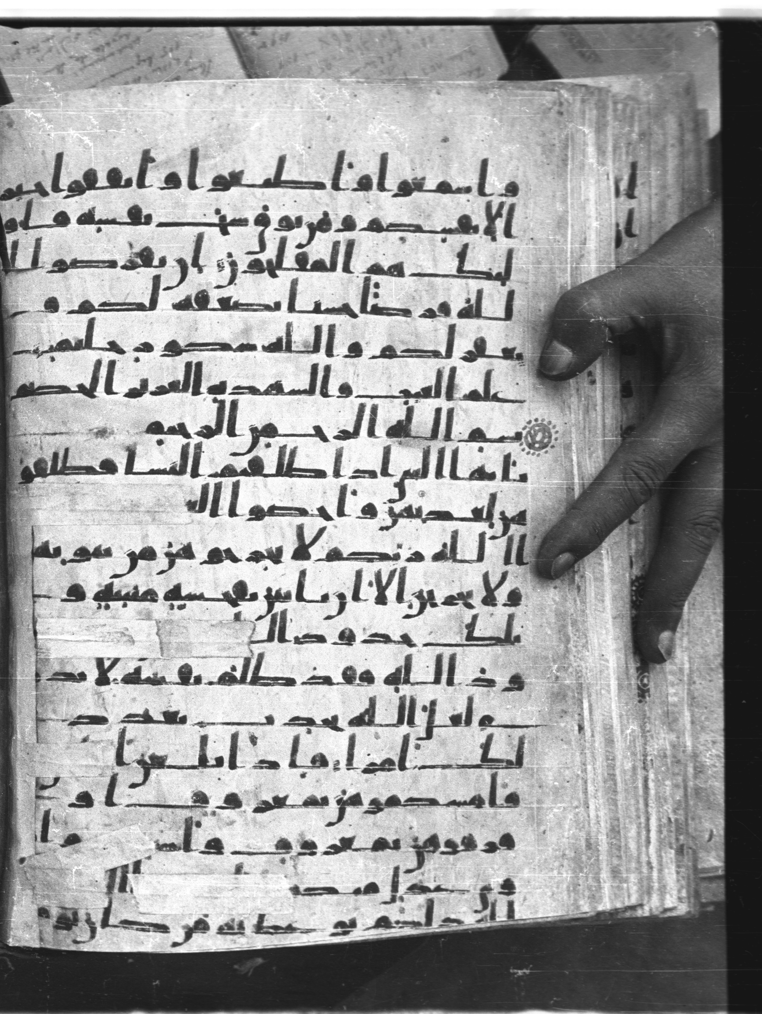 Saray Medina 1a (Karatay 3) (Scan 2), in Kūfī script, showing Surah 64:16 from 8th Century AD found in Medina, currently housed at Topkapı Palace Museum, Istanbul