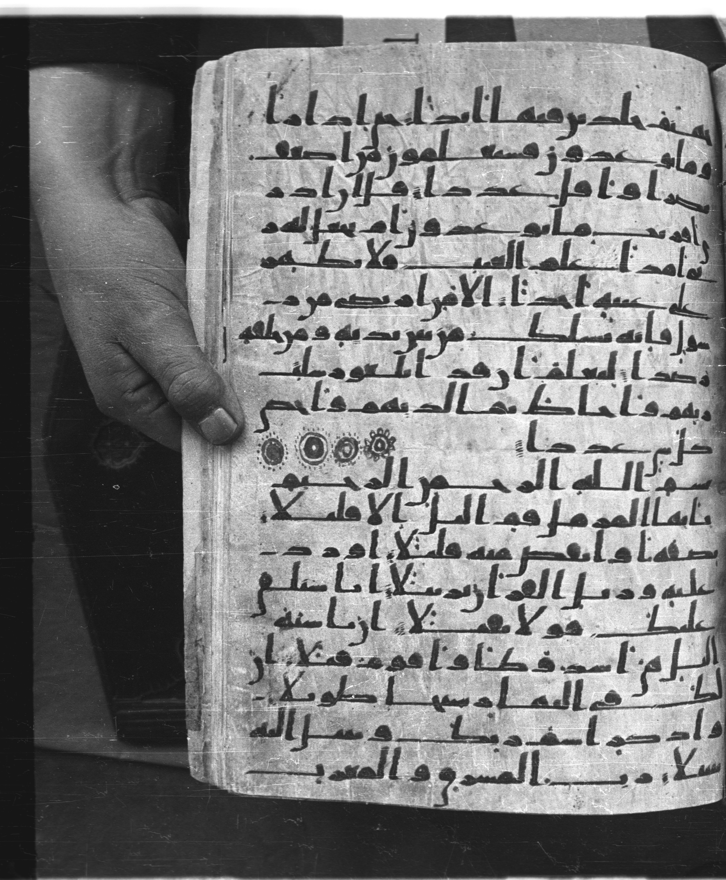 Saray Medina 1a (Karatay 3), in Kūfī script, showing Surah 73:2 from 8th Century AD found in Medina, currently housed at Topkapı Palace Museum, Istanbul