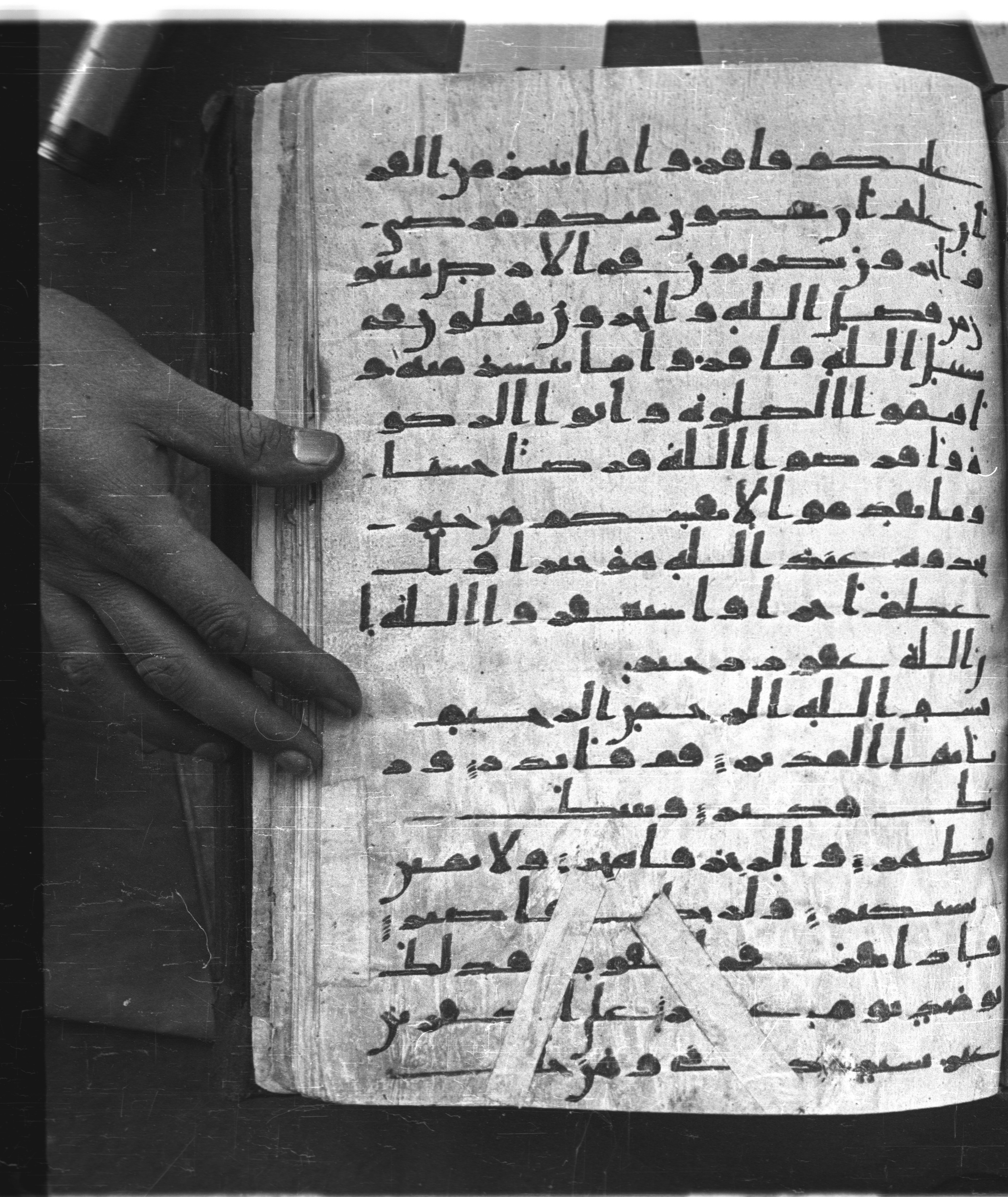 Saray Medina 1a (Karatay 3), in Kūfī script, showing Surah 74:2 from 8th Century AD found in Medina, currently housed at Topkapı Palace Museum, Istanbul