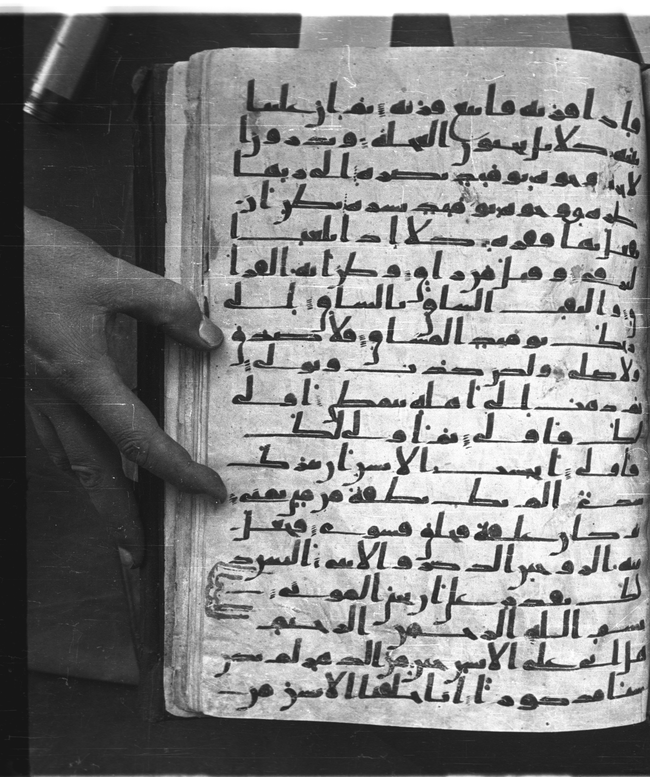 Saray Medina 1a (Karatay 3), in Kūfī script, showing Surah 75:21 from 8th Century AD found in Medina, currently housed at Topkapı Palace Museum, Istanbul