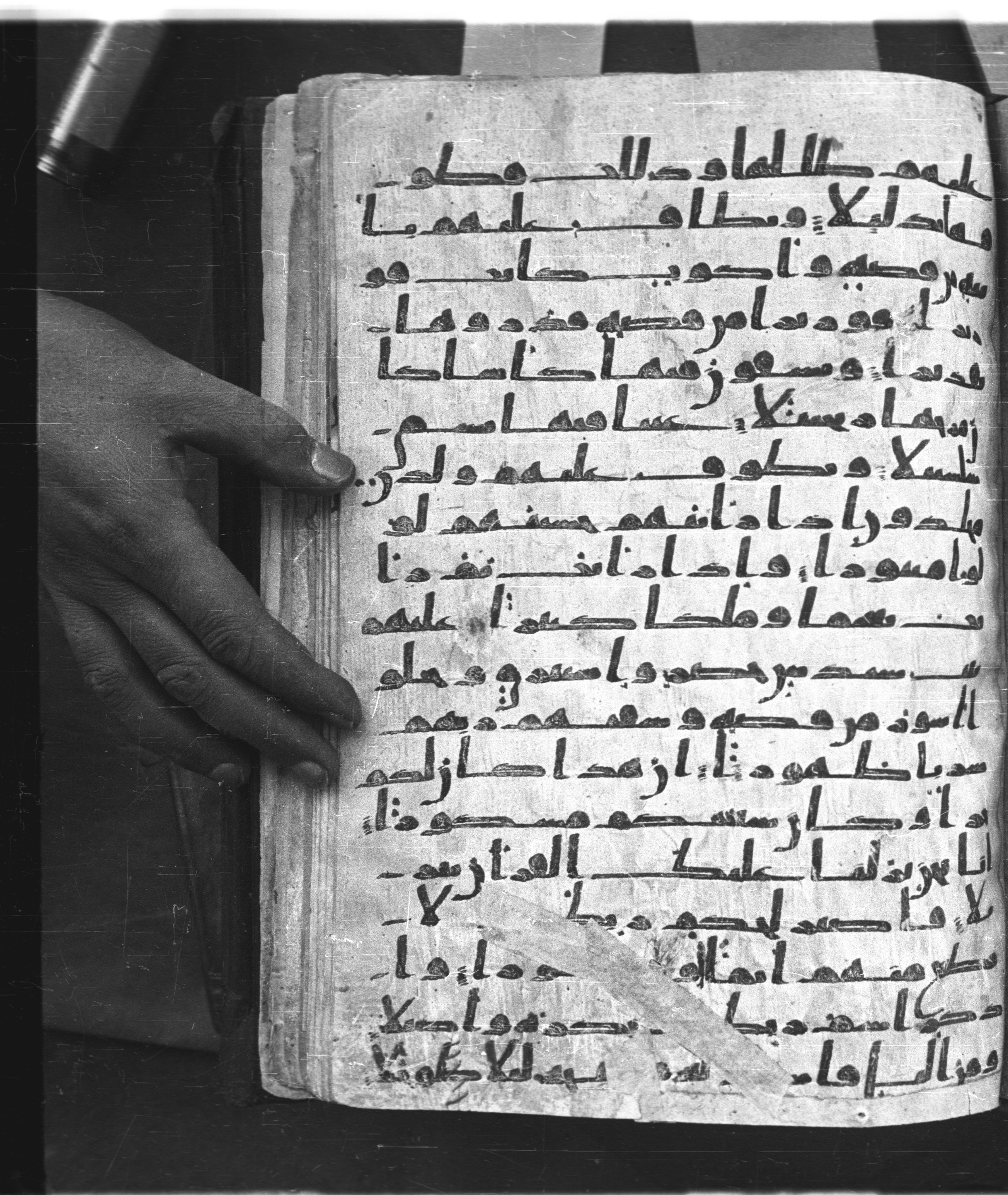 Saray Medina 1a (Karatay 3), in Kūfī script, showing Surah 76:21 from 8th Century AD found in Medina, currently housed at Topkapı Palace Museum, Istanbul
