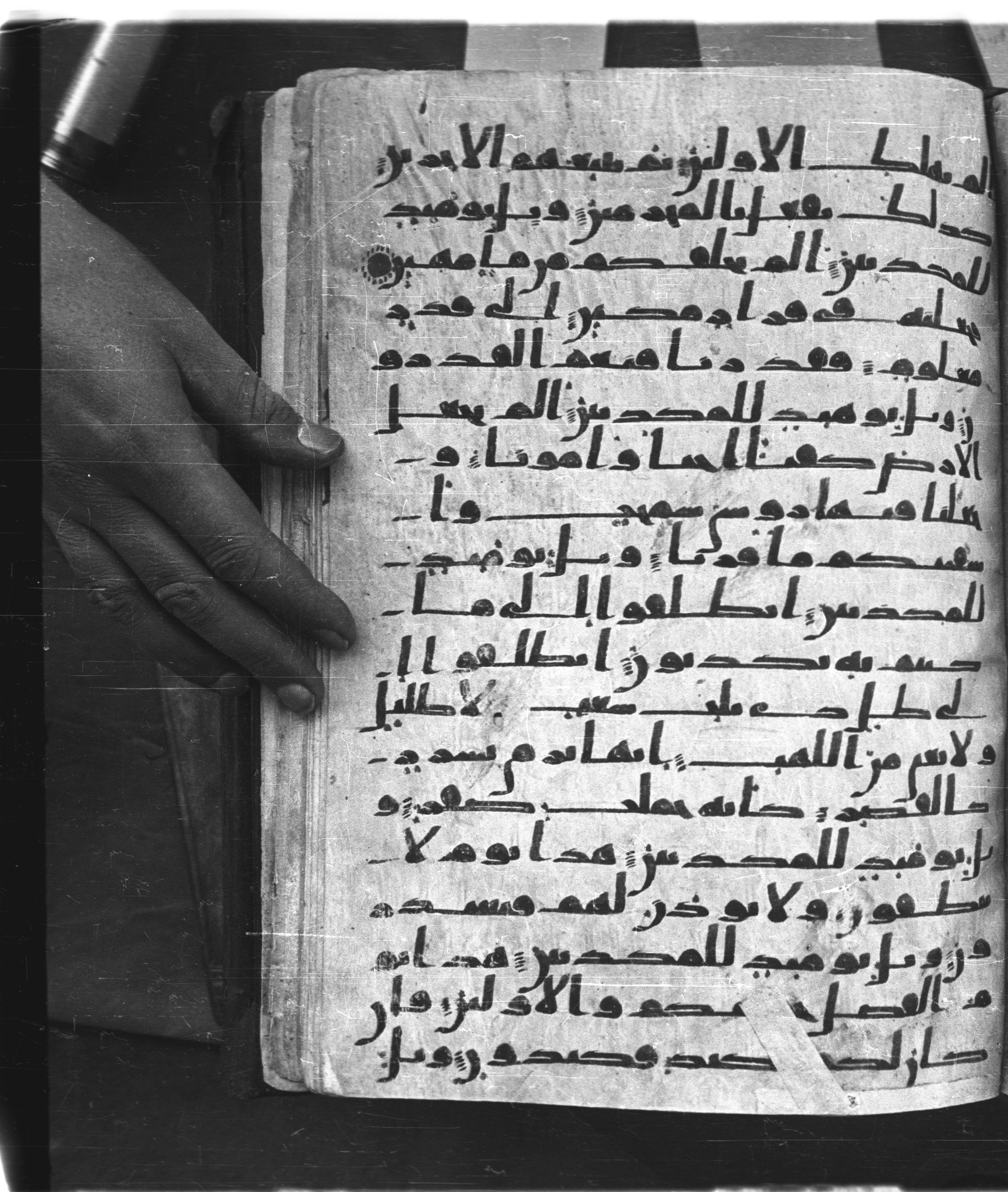 Saray Medina 1a (Karatay 3), in Kūfī script, showing Surah 77:21 from 8th Century AD found in Medina, currently housed at Topkapı Palace Museum, Istanbul