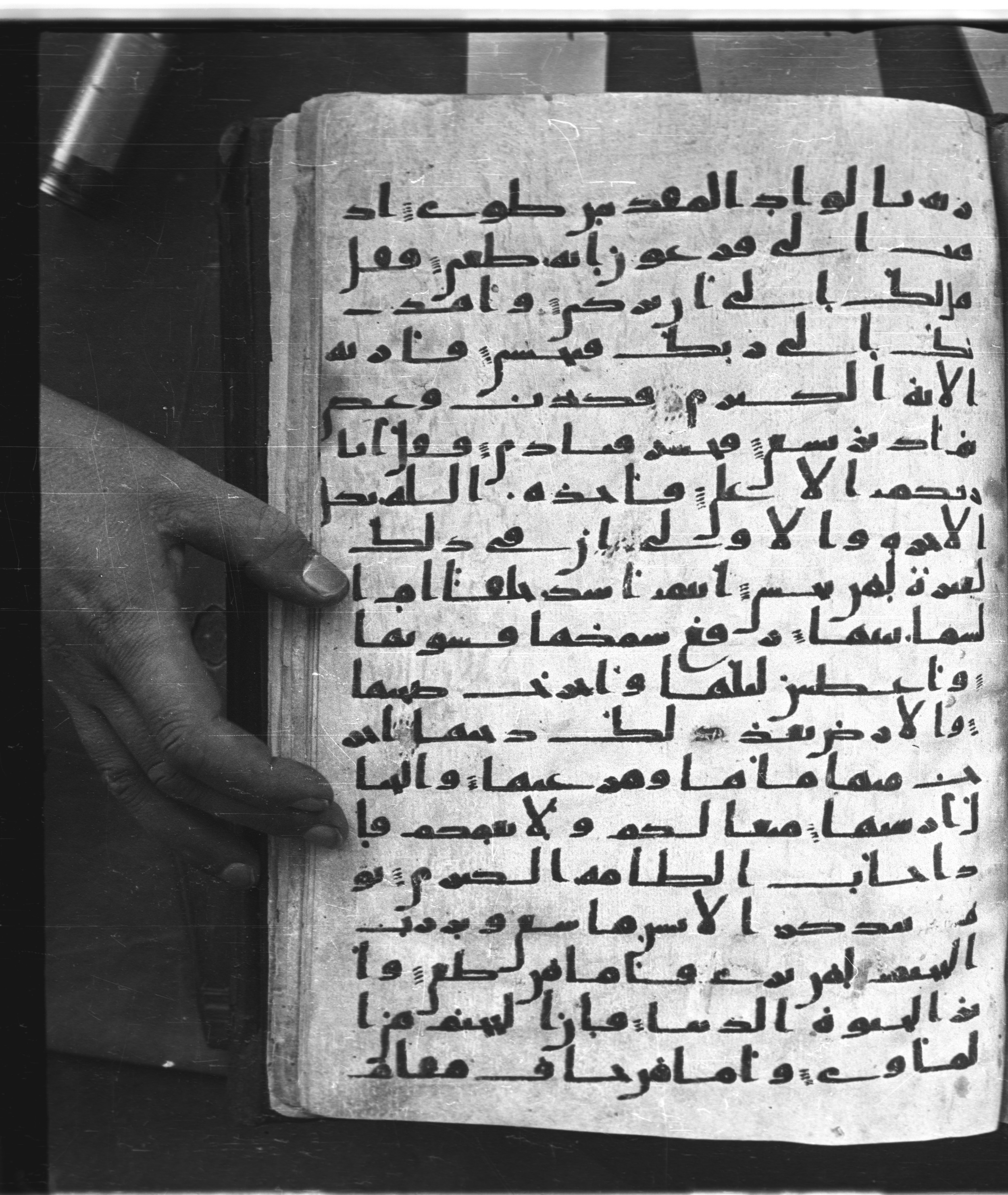 Saray Medina 1a (Karatay 3), in Kūfī script, showing Surah 79:21 from 8th Century AD found in Medina, currently housed at Topkapı Palace Museum, Istanbul