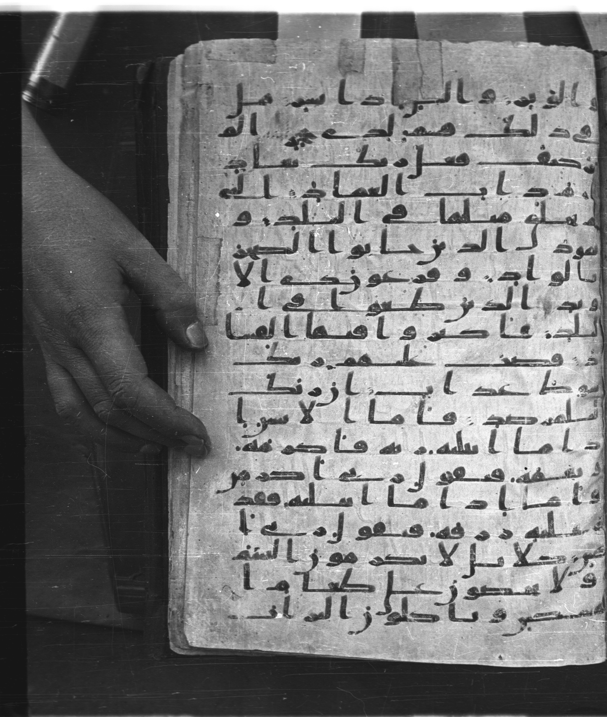 Saray Medina 1a (Karatay 3), in Kūfī script, showing Surah 89:13 from 8th Century AD found in Medina, currently housed at Topkapı Palace Museum, Istanbul
