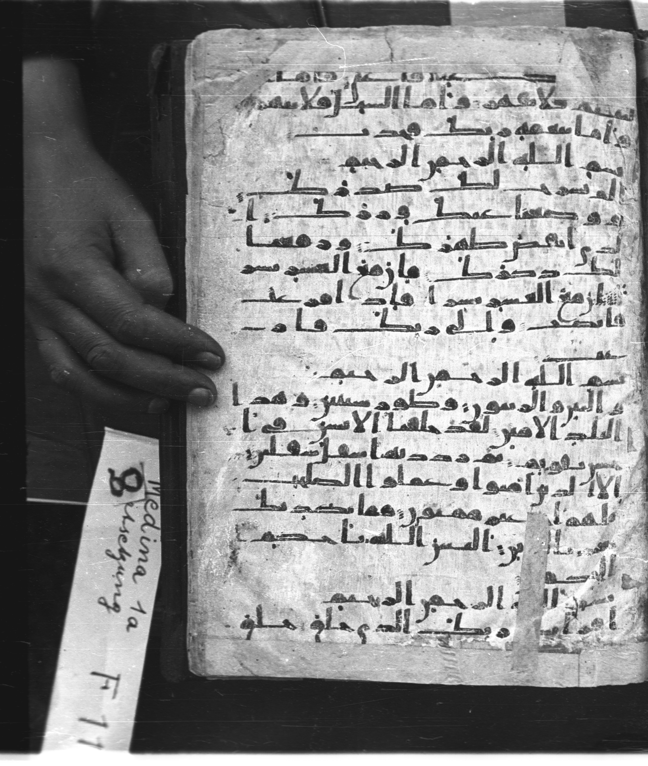 Saray Medina 1a (Karatay 3) (Scan 1), in Kūfī script, showing Surah 96:2 from 8th Century AD found in Medina, currently housed at Topkapı Palace Museum, Istanbul