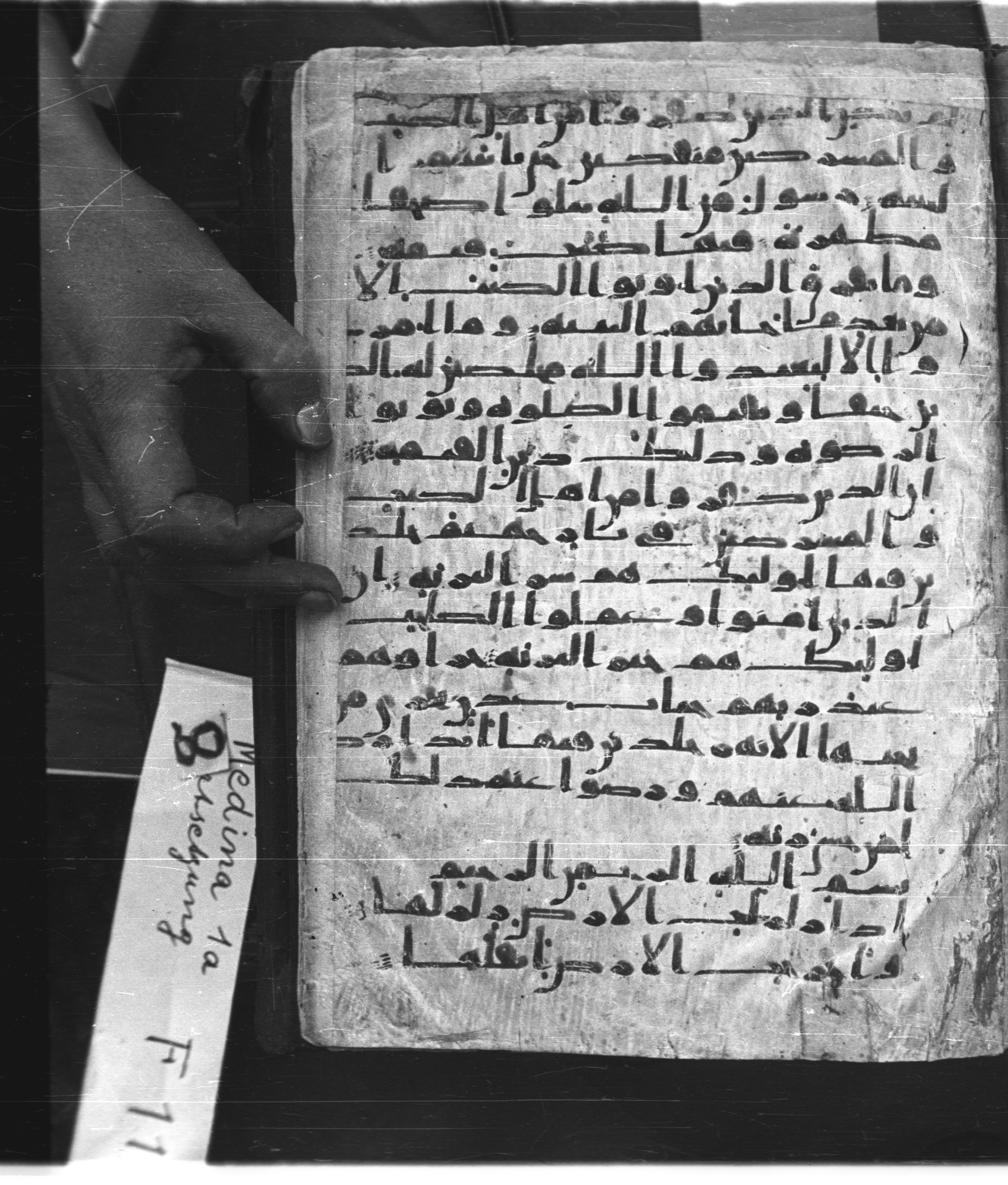 Saray Medina 1a (Karatay 3), in Kūfī script, showing Surah 98:3 from 8th Century AD found in Medina, currently housed at Topkapı Palace Museum, Istanbul