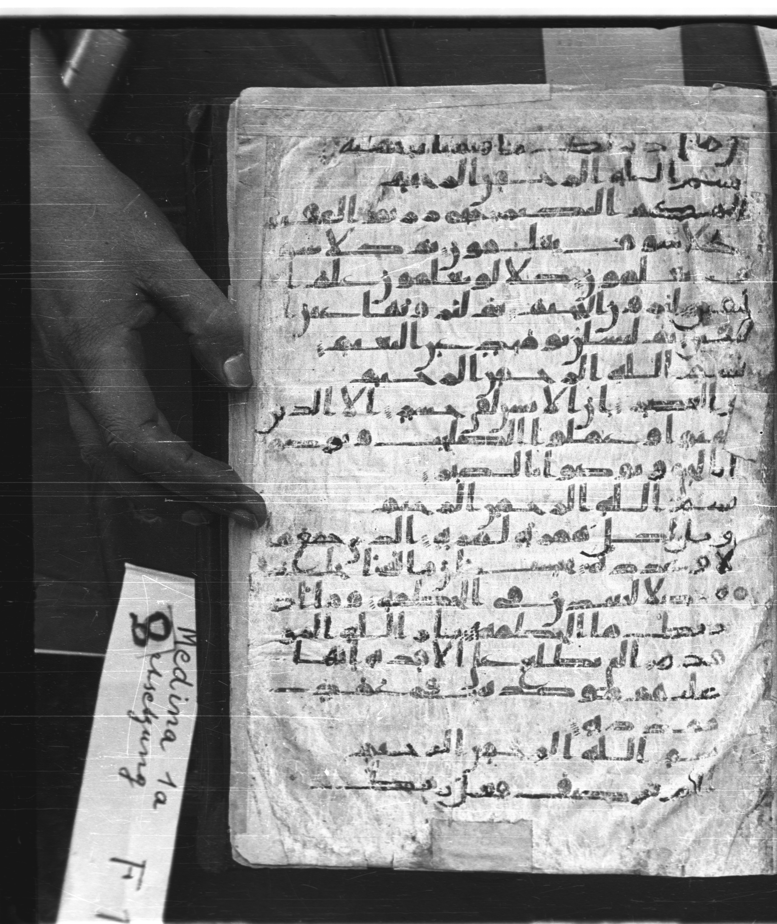 Saray Medina 1a (Karatay 3), in Kūfī script, showing Surah 104:2 from 8th Century AD found in Medina, currently housed at Topkapı Palace Museum, Istanbul