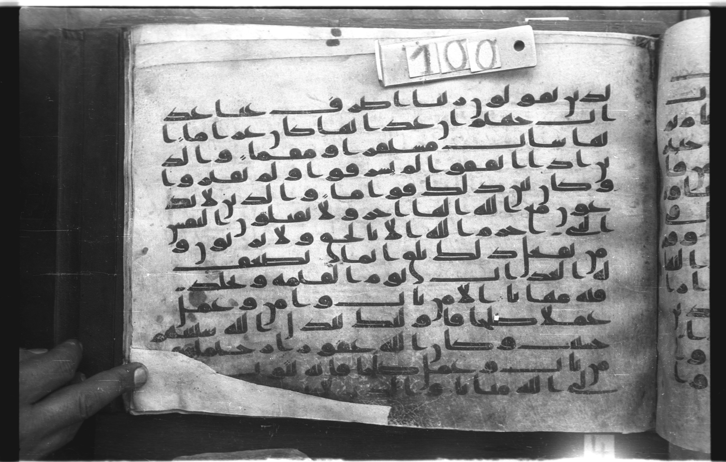 Topkapı Palace Museum, "Saray Medina 1b" (M. 3), in Kufic (Type C.III) script, showing Surah 25:71 from 8th to 10th Century AD found in Medina, Saudi Arabia, currently housed at Topkapı Palace Museum, Istanbul, Turkey