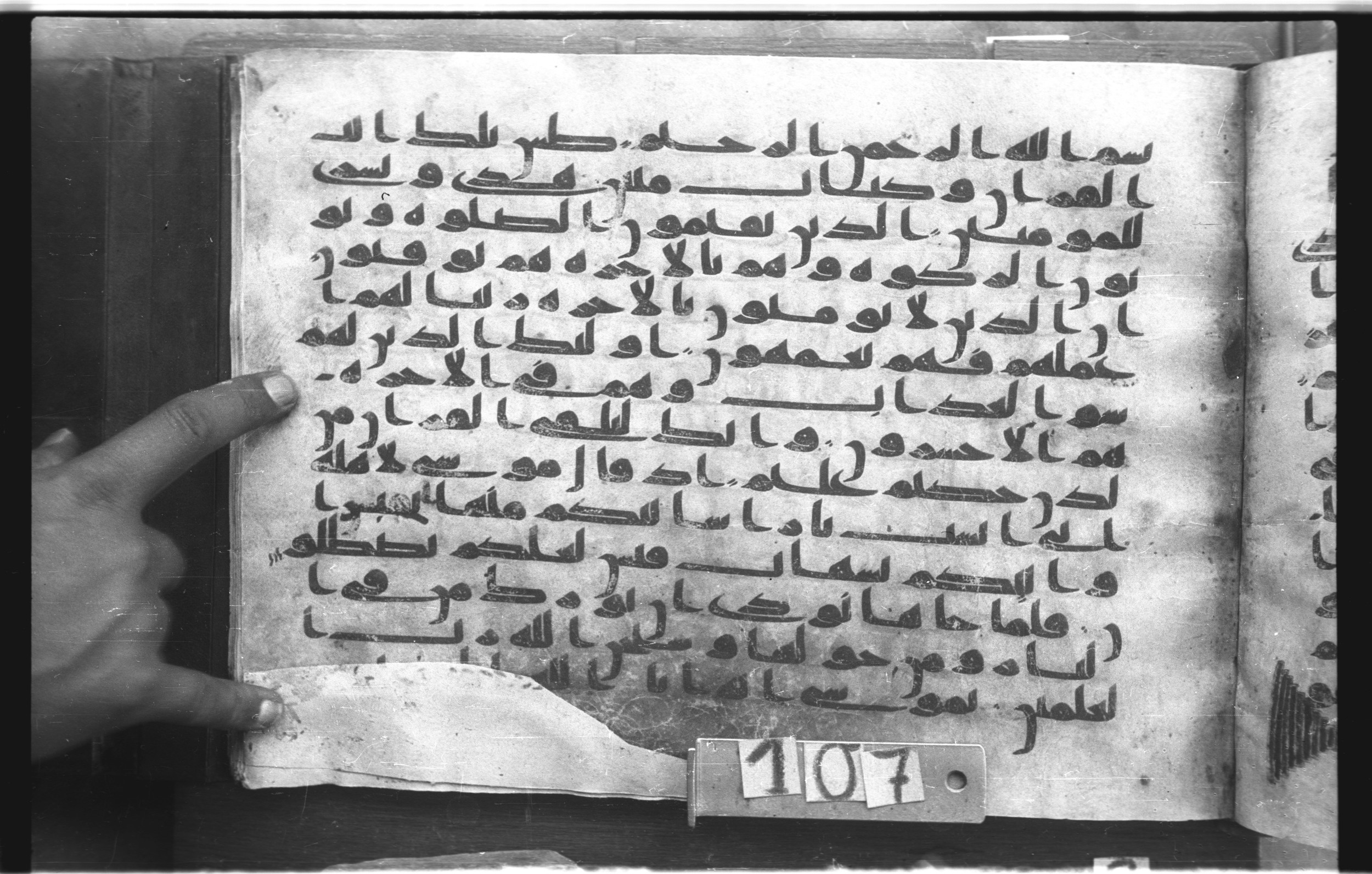 Topkapı Palace Museum, "Saray Medina 1b" (M. 3), in Kufic (Type C.III) script, showing Surah 27:3 from 8th to 10th Century AD found in Medina, Saudi Arabia, currently housed at Topkapı Palace Museum, Istanbul, Turkey