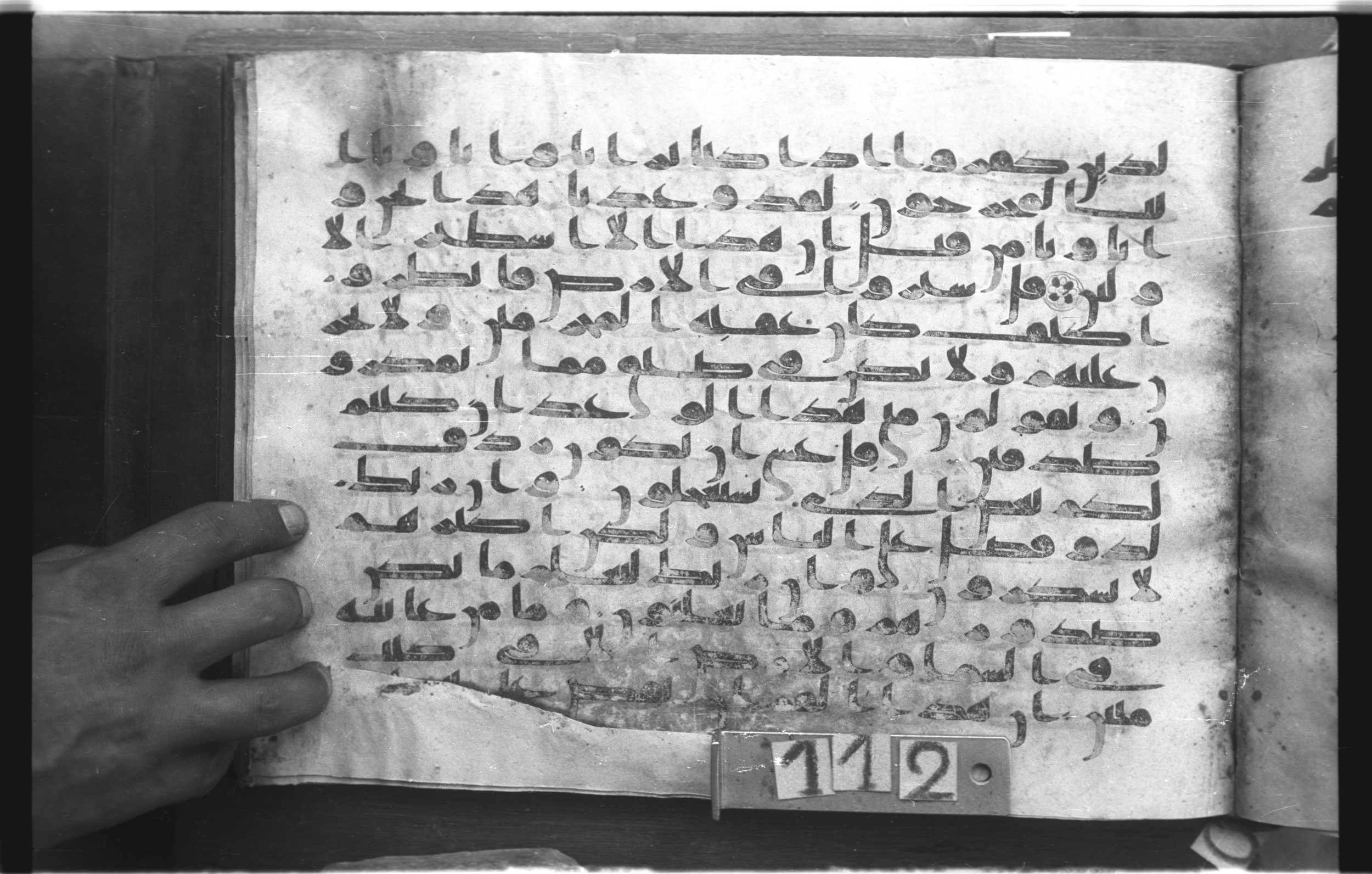 Topkapı Palace Museum, "Saray Medina 1b" (M. 3), in Kufic (Type C.III) script, showing Surah 27:71 from 8th to 10th Century AD found in Medina, Saudi Arabia, currently housed at Topkapı Palace Museum, Istanbul, Turkey