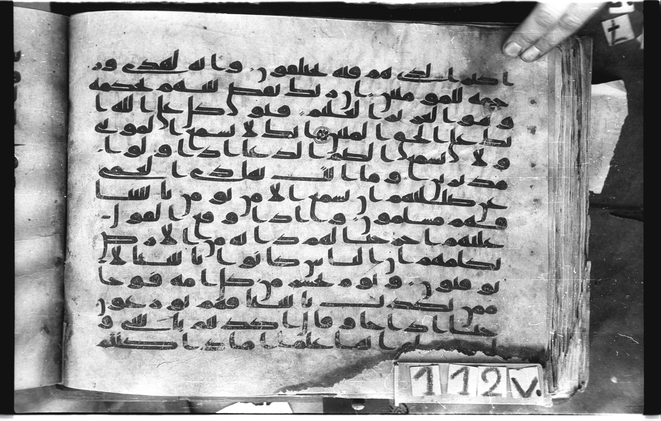 Topkapı Palace Museum, "Saray Medina 1b" (M. 3) (Scan 2), in Kufic (Type C.III) script, showing Surah 27:76 from 8th to 10th Century AD found in Medina, Saudi Arabia, currently housed at Topkapı Palace Museum, Istanbul, Turkey
