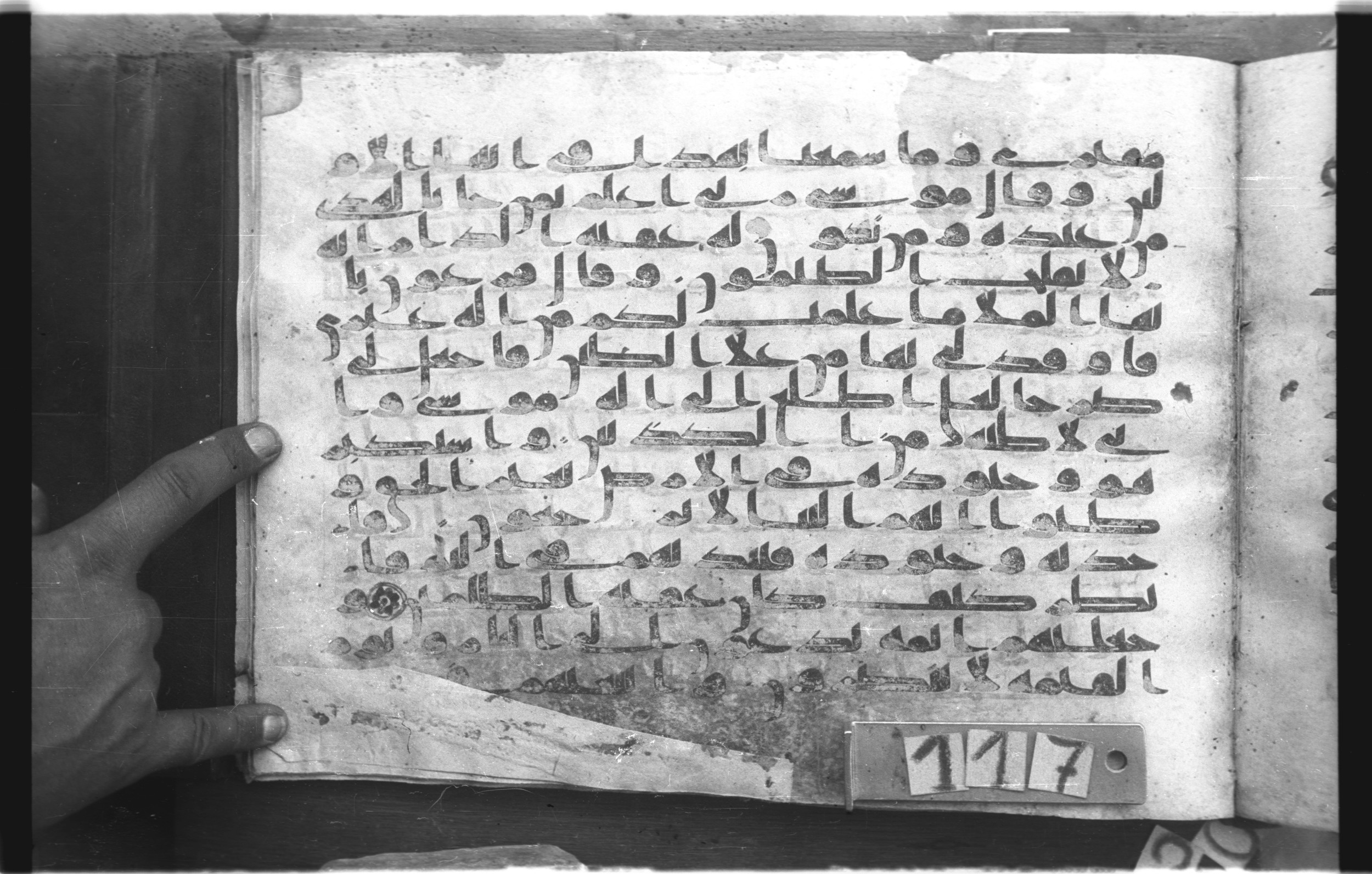 Topkapı Palace Museum, "Saray Medina 1b" (M. 3), in Kufic (Type C.III) script, showing Surah 28:39 from 8th to 10th Century AD found in Medina, Saudi Arabia, currently housed at Topkapı Palace Museum, Istanbul, Turkey