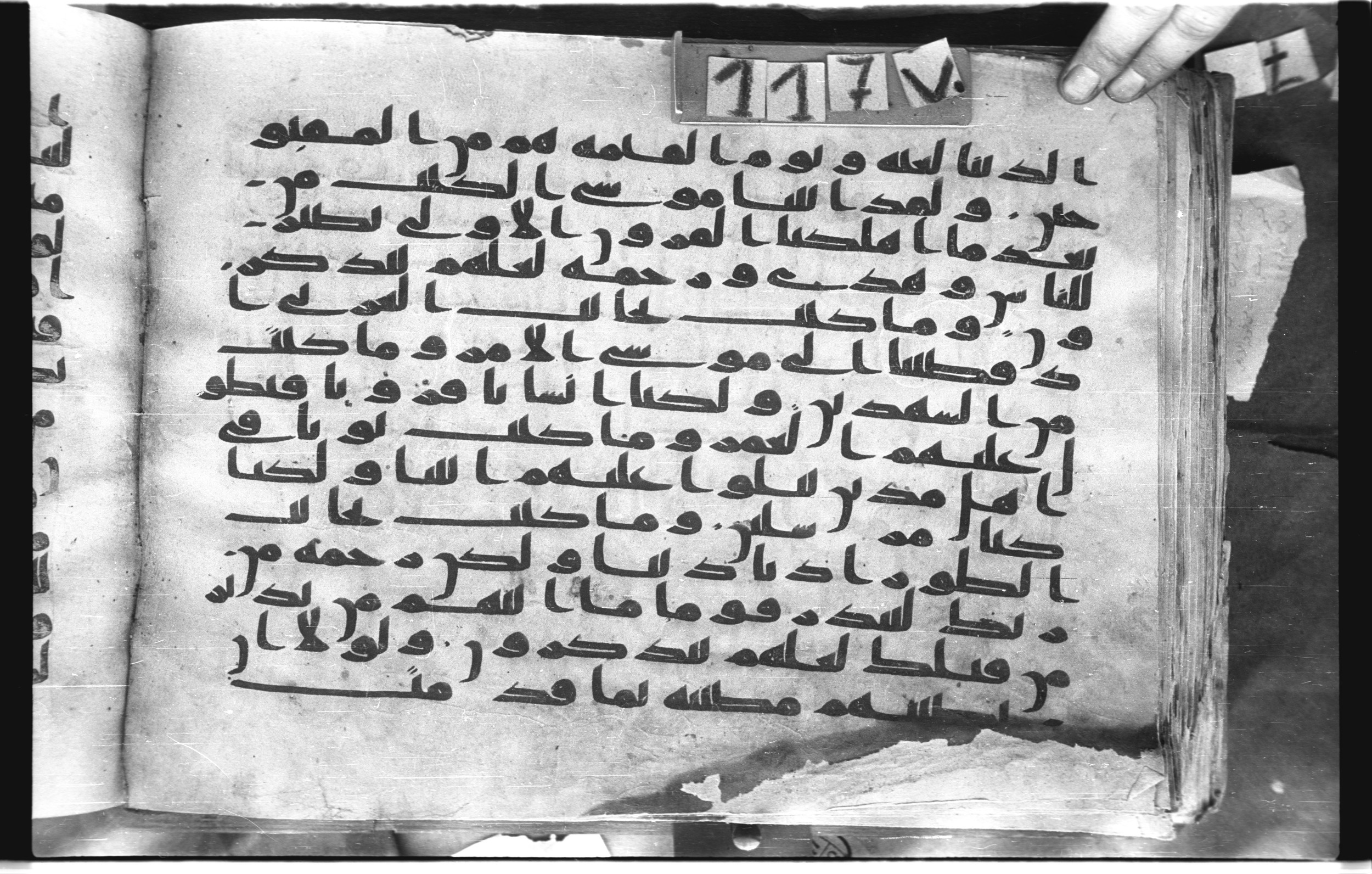 Topkapı Palace Museum, "Saray Medina 1b" (M. 3), in Kufic (Type C.III) script, showing Surah 28:44 from 8th to 10th Century AD found in Medina, Saudi Arabia, currently housed at Topkapı Palace Museum, Istanbul, Turkey