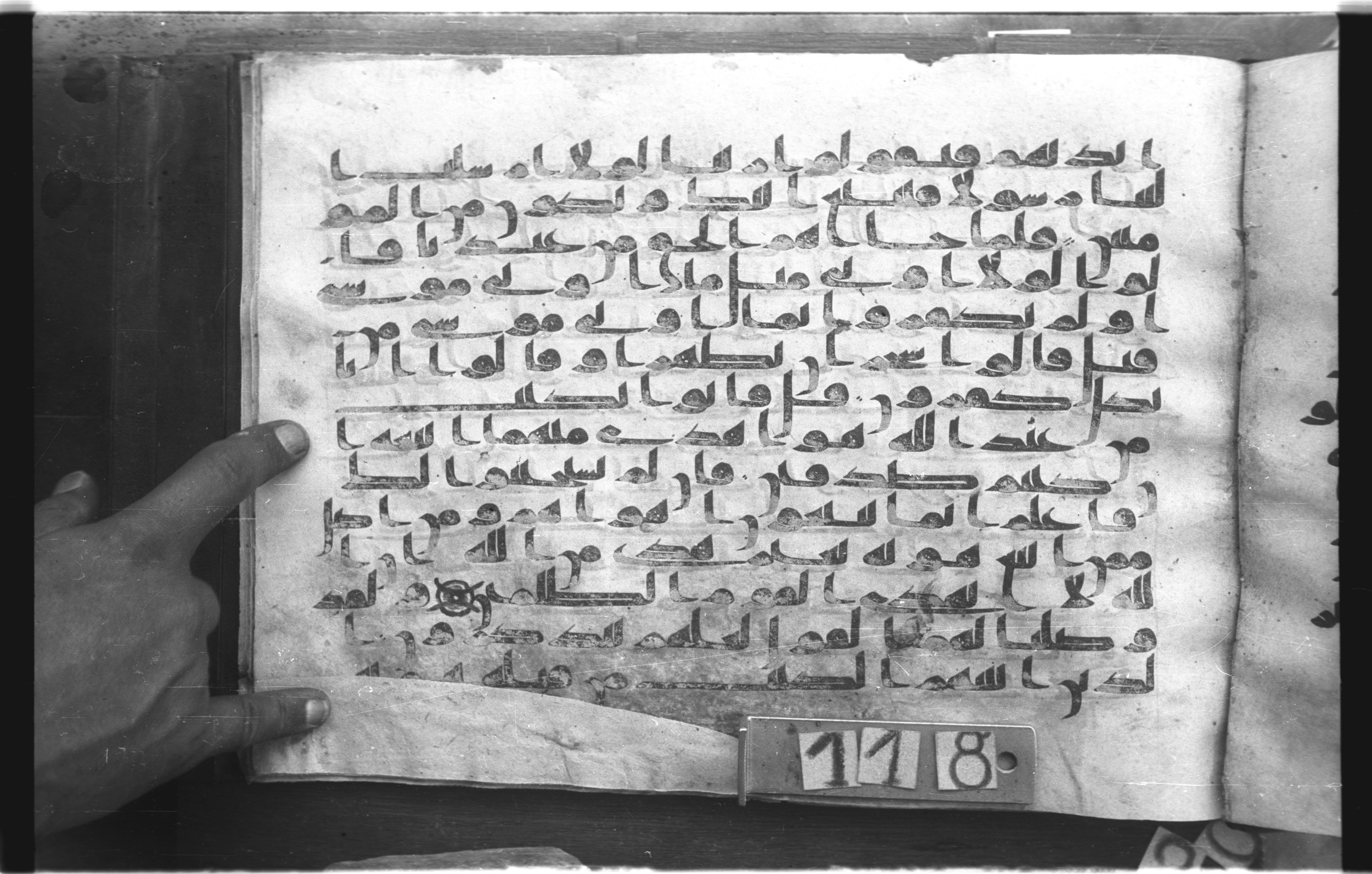 Topkapı Palace Museum, "Saray Medina 1b" (M. 3), in Kufic (Type C.III) script, showing Surah 28:49 from 8th to 10th Century AD found in Medina, Saudi Arabia, currently housed at Topkapı Palace Museum, Istanbul, Turkey