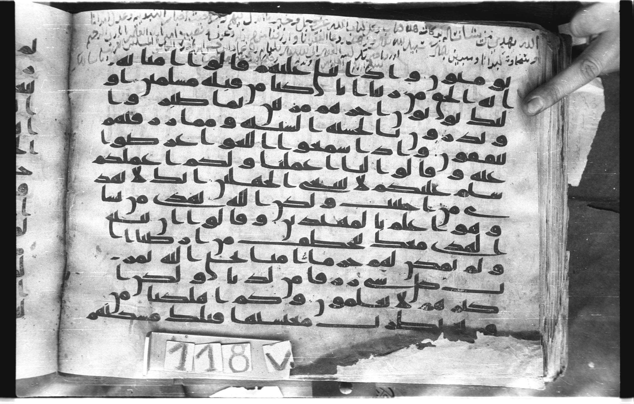 Topkapı Palace Museum, "Saray Medina 1b" (M. 3) (Scan 2), in Kufic (Type C.III) script, showing Surah 28:52 from 8th to 10th Century AD found in Medina, Saudi Arabia, currently housed at Topkapı Palace Museum, Istanbul, Turkey