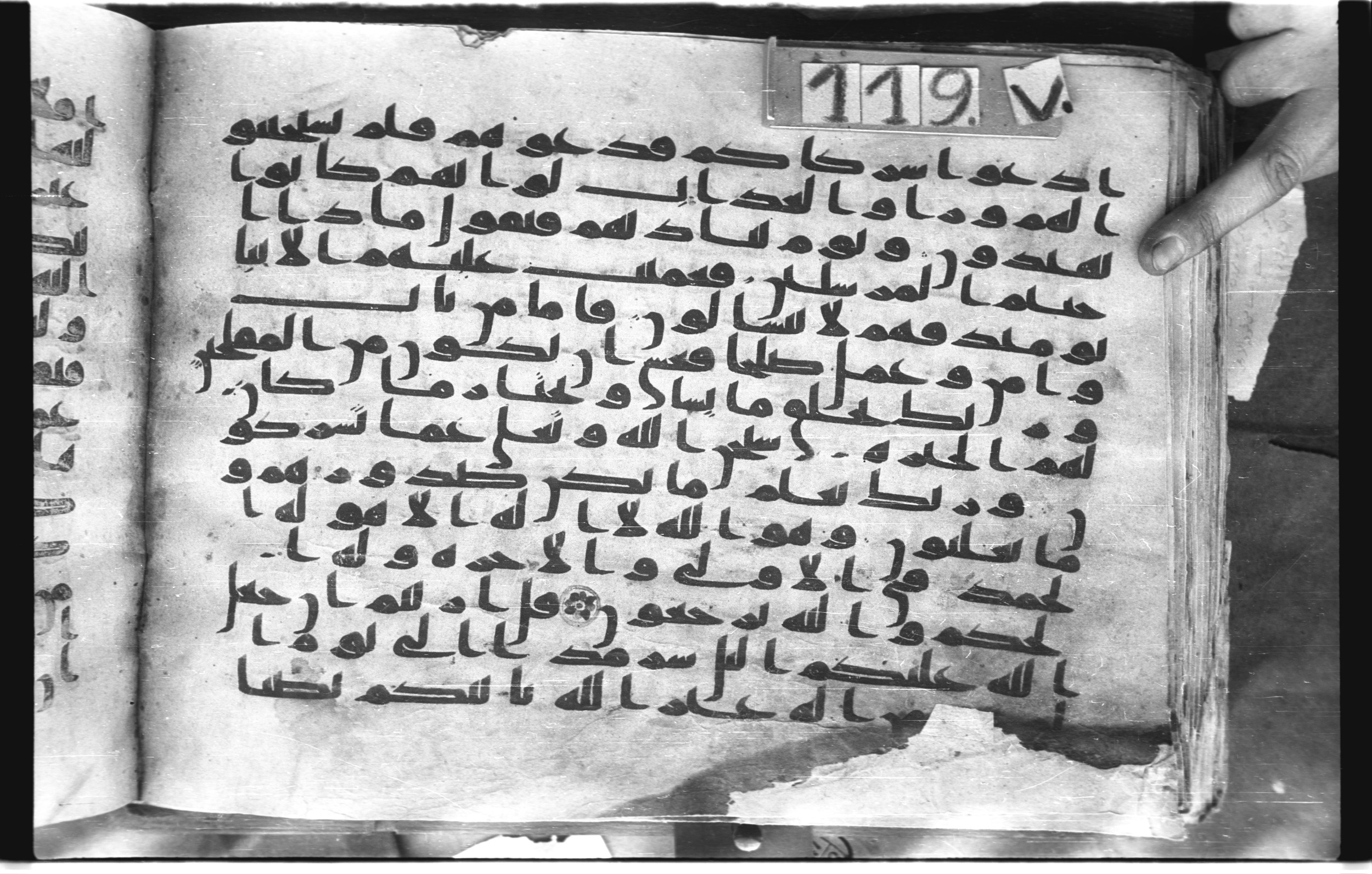 Topkapı Palace Museum, "Saray Medina 1b" (M. 3) (Scan 1), in Kufic (Type C.III) script, showing Surah 28:71 from 8th to 10th Century AD found in Medina, Saudi Arabia, currently housed at Topkapı Palace Museum, Istanbul, Turkey
