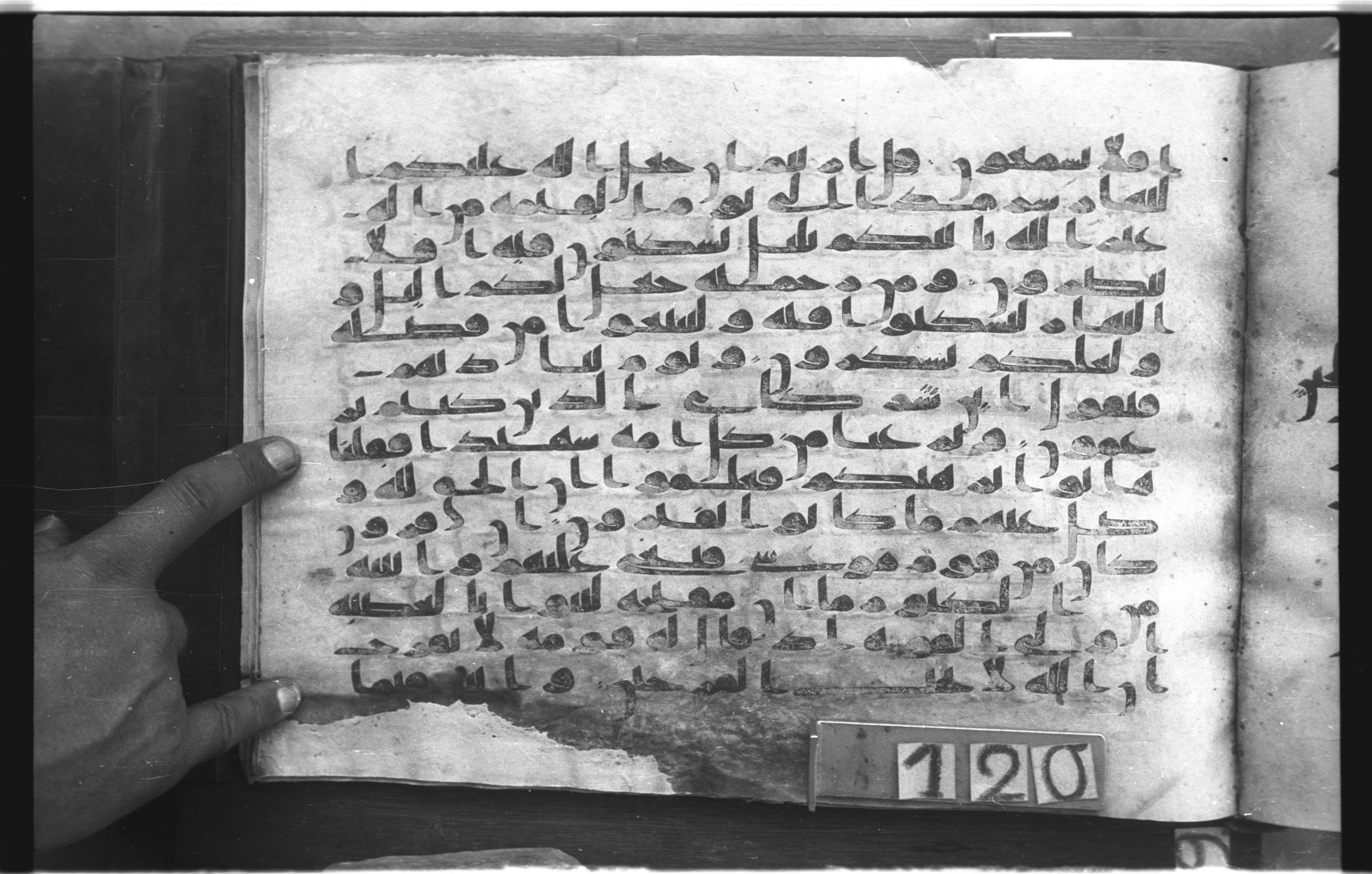 Topkapı Palace Museum, "Saray Medina 1b" (M. 3) (Scan 2), in Kufic (Type C.III) script, showing Surah 28:71 from 8th to 10th Century AD found in Medina, Saudi Arabia, currently housed at Topkapı Palace Museum, Istanbul, Turkey