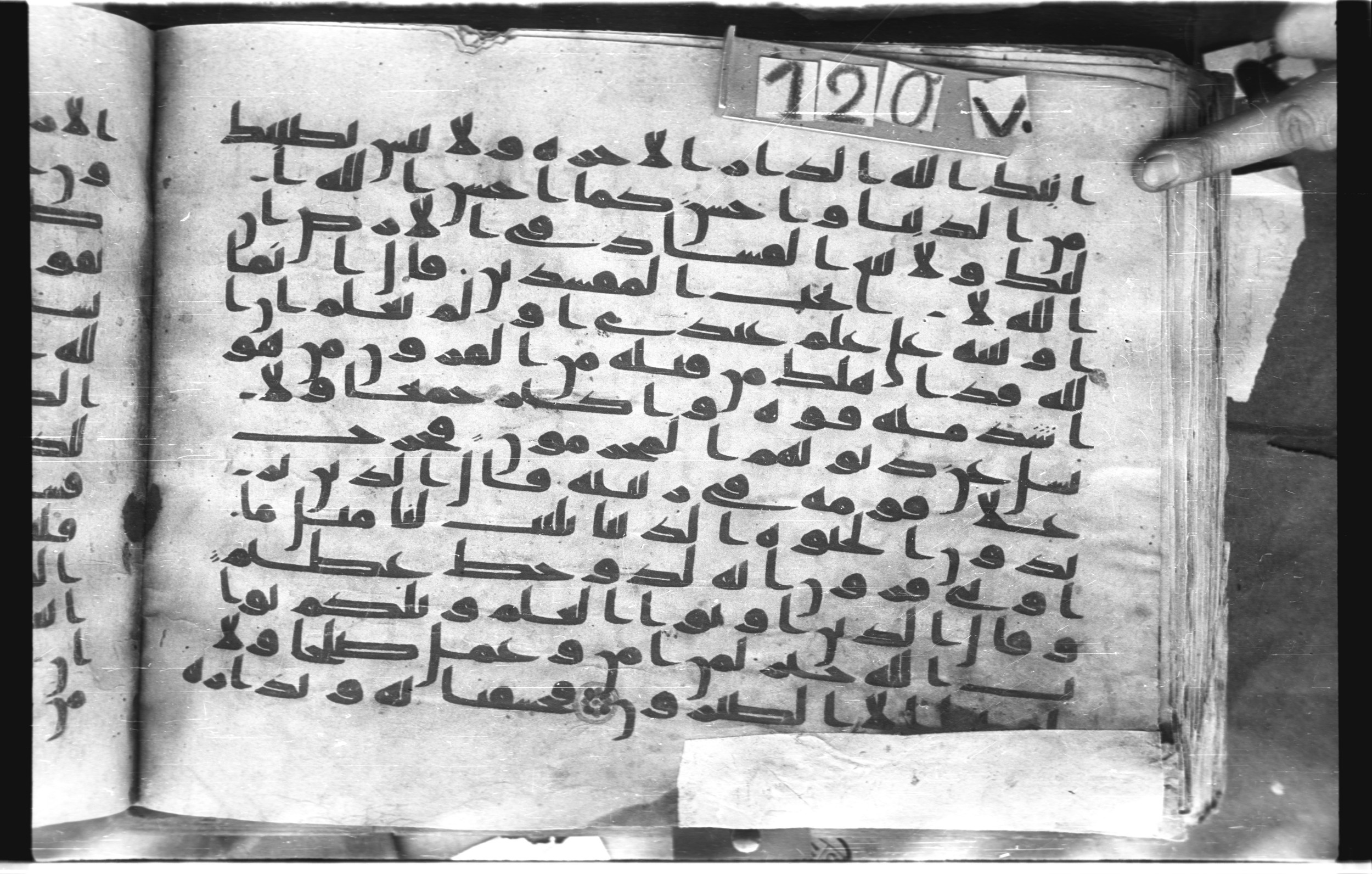 Topkapı Palace Museum, "Saray Medina 1b" (M. 3), in Kufic (Type C.III) script, showing Surah 28:79 from 8th to 10th Century AD found in Medina, Saudi Arabia, currently housed at Topkapı Palace Museum, Istanbul, Turkey