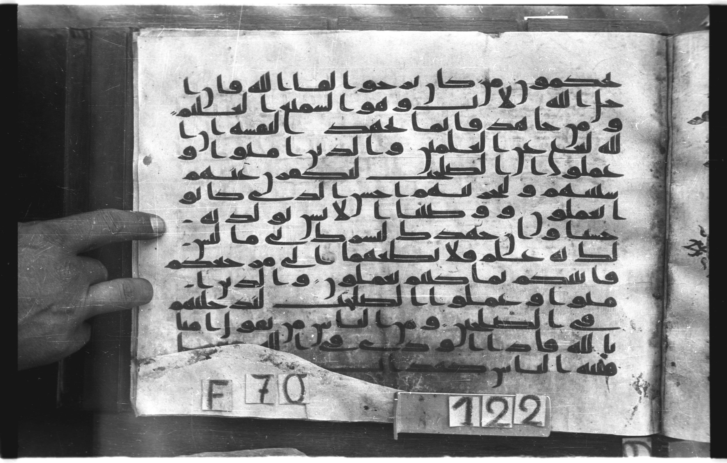 Topkapı Palace Museum, "Saray Medina 1b" (M. 3) (Scan 2), in Kufic (Type C.III) script, showing Surah 29:4 from 8th to 10th Century AD found in Medina, Saudi Arabia, currently housed at Topkapı Palace Museum, Istanbul, Turkey