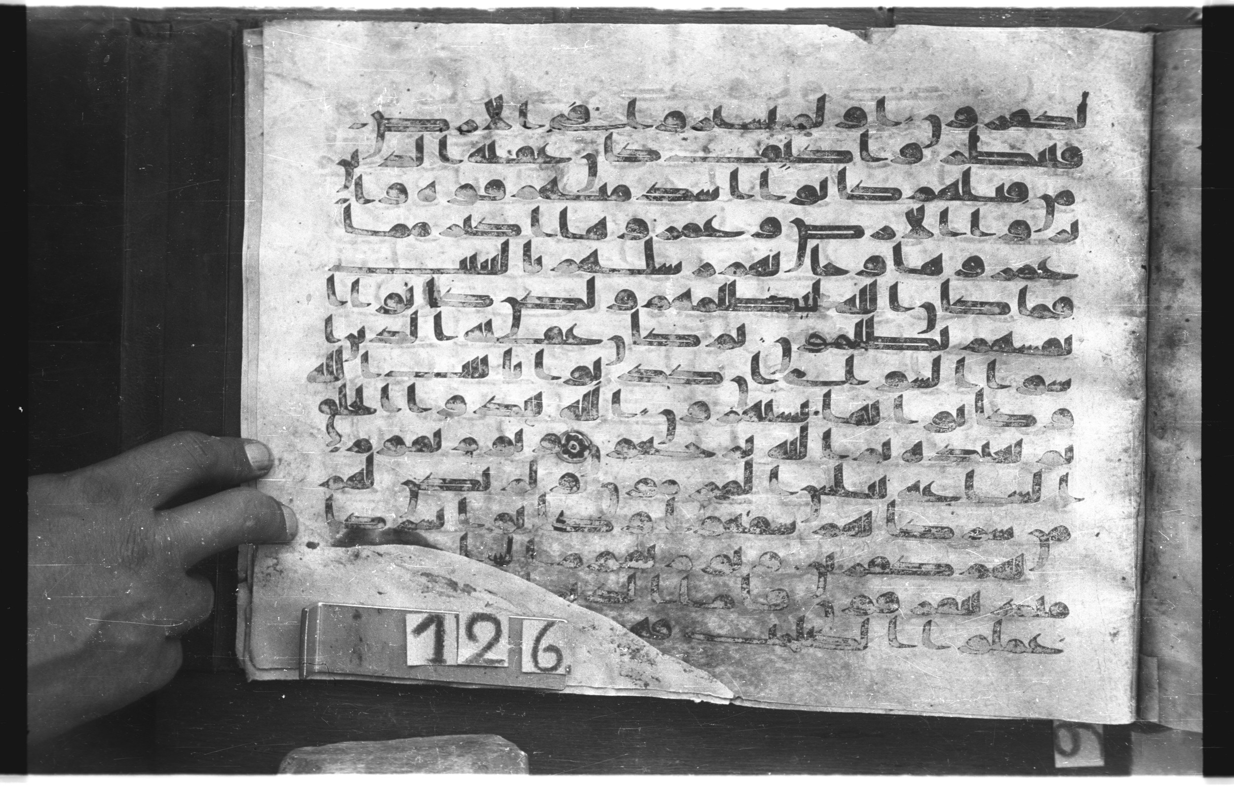 Topkapı Palace Museum, "Saray Medina 1b" (M. 3), in Kufic (Type C.III) script, showing Surah 30:13 from 8th to 10th Century AD found in Medina, Saudi Arabia, currently housed at Topkapı Palace Museum, Istanbul, Turkey