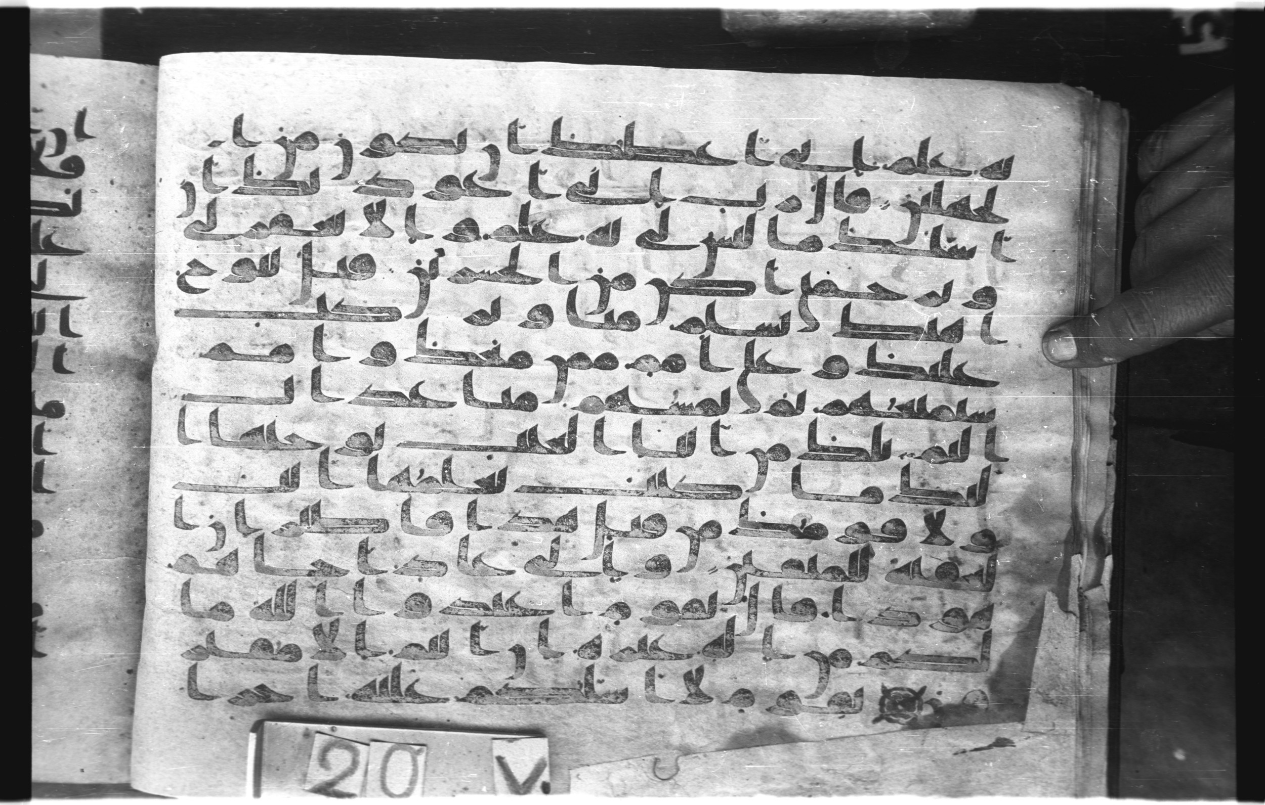 Topkapı Palace Museum, "Saray Medina 1b" (M. 3), in Kufic (Type C.III) script, showing Surah 11:49 from 8th to 10th Century AD found in Medina, Saudi Arabia, currently housed at Topkapı Palace Museum, Istanbul, Turkey