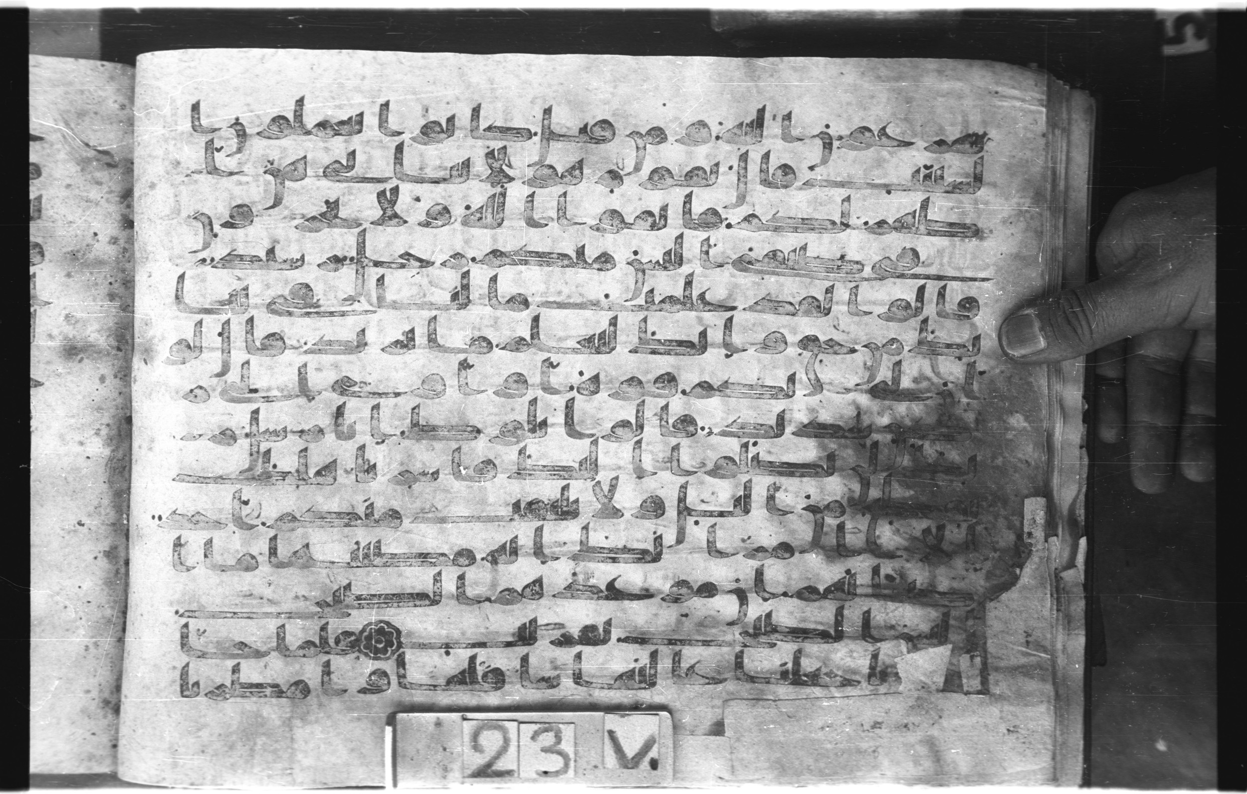 Topkapı Palace Museum, "Saray Medina 1b" (M. 3), in Kufic (Type C.III) script, showing Surah 11:82 from 8th to 10th Century AD found in Medina, Saudi Arabia, currently housed at Topkapı Palace Museum, Istanbul, Turkey