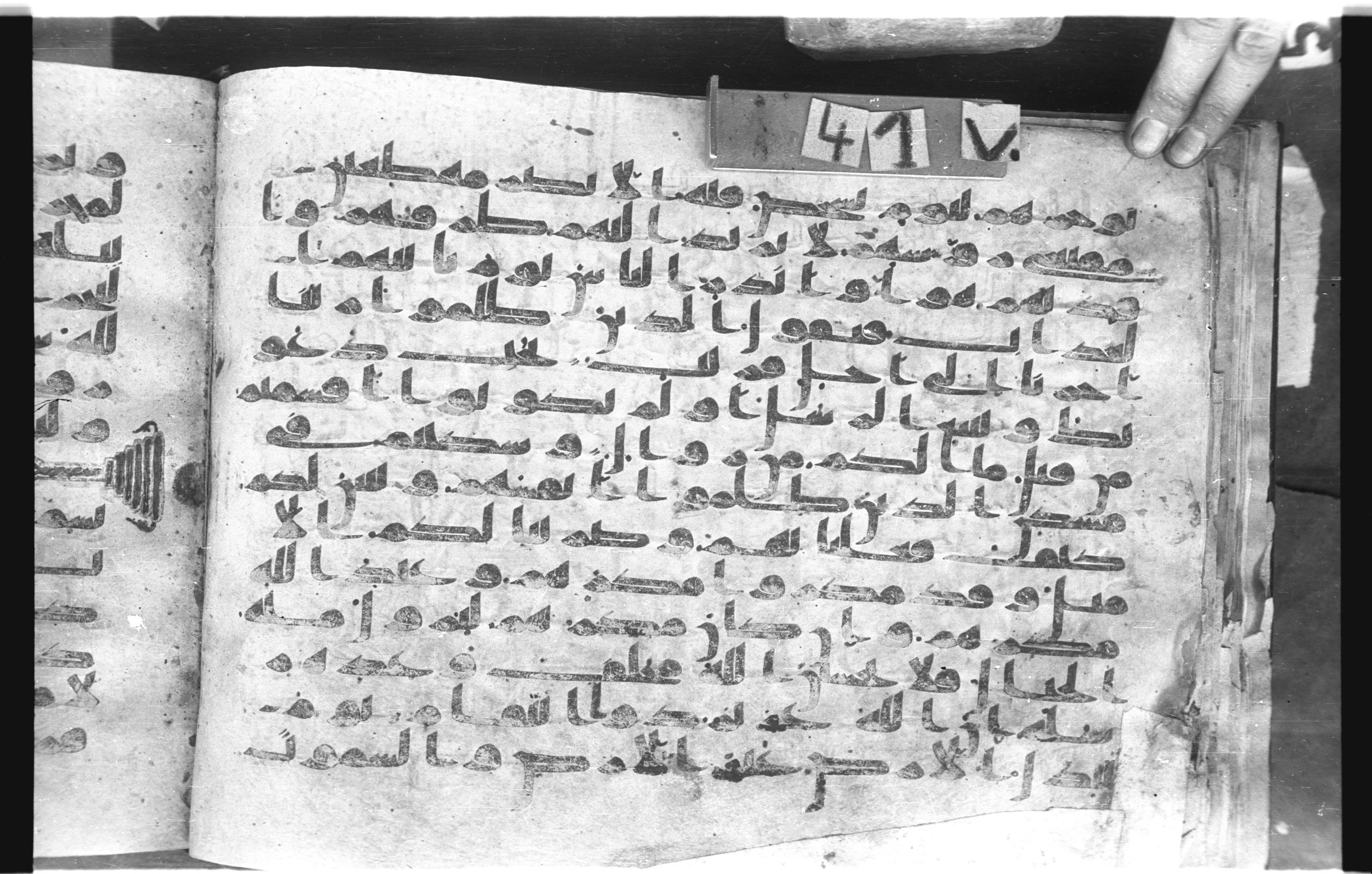Topkapı Palace Museum, "Saray Medina 1b" (M. 3), in Kufic (Type C.III) script, showing Surah 14:44 from 8th to 10th Century AD found in Medina, Saudi Arabia, currently housed at Topkapı Palace Museum, Istanbul, Turkey