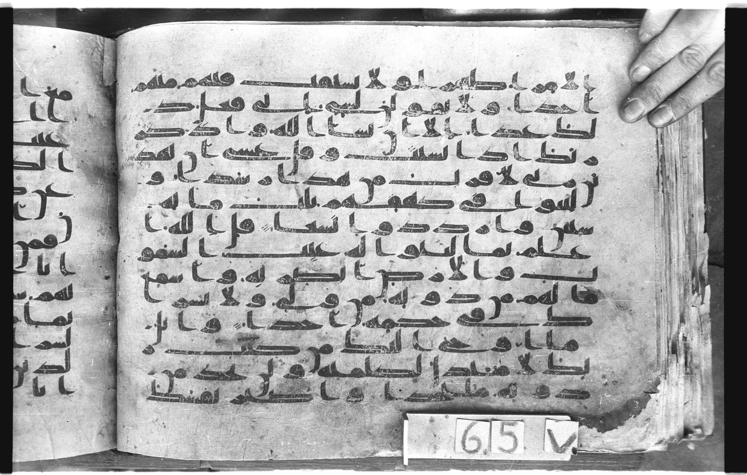 Topkapı Palace Museum, "Saray Medina 1b" (M. 3) (Scan 1), in Kufic (Type C.III) script, showing Surah 18:28 from 8th to 10th Century AD found in Medina, Saudi Arabia, currently housed at Topkapı Palace Museum, Istanbul, Turkey