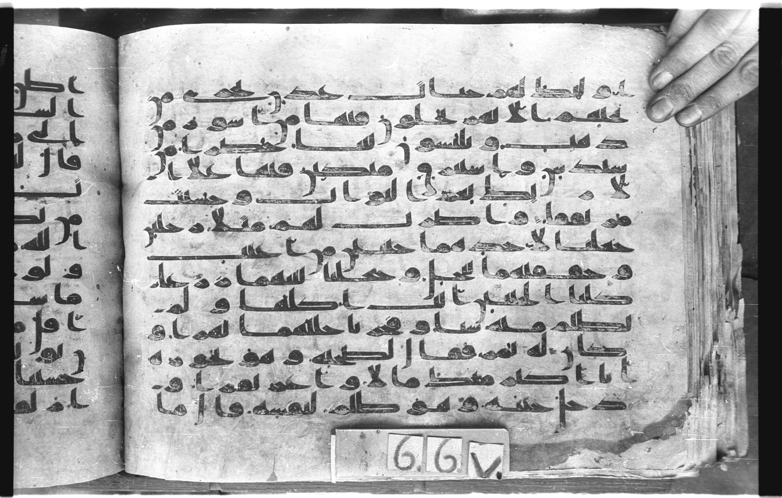 Topkapı Palace Museum, "Saray Medina 1b" (M. 3), in Kufic (Type C.III) script, showing Surah 18:32 from 8th to 10th Century AD found in Medina, Saudi Arabia, currently housed at Topkapı Palace Museum, Istanbul, Turkey