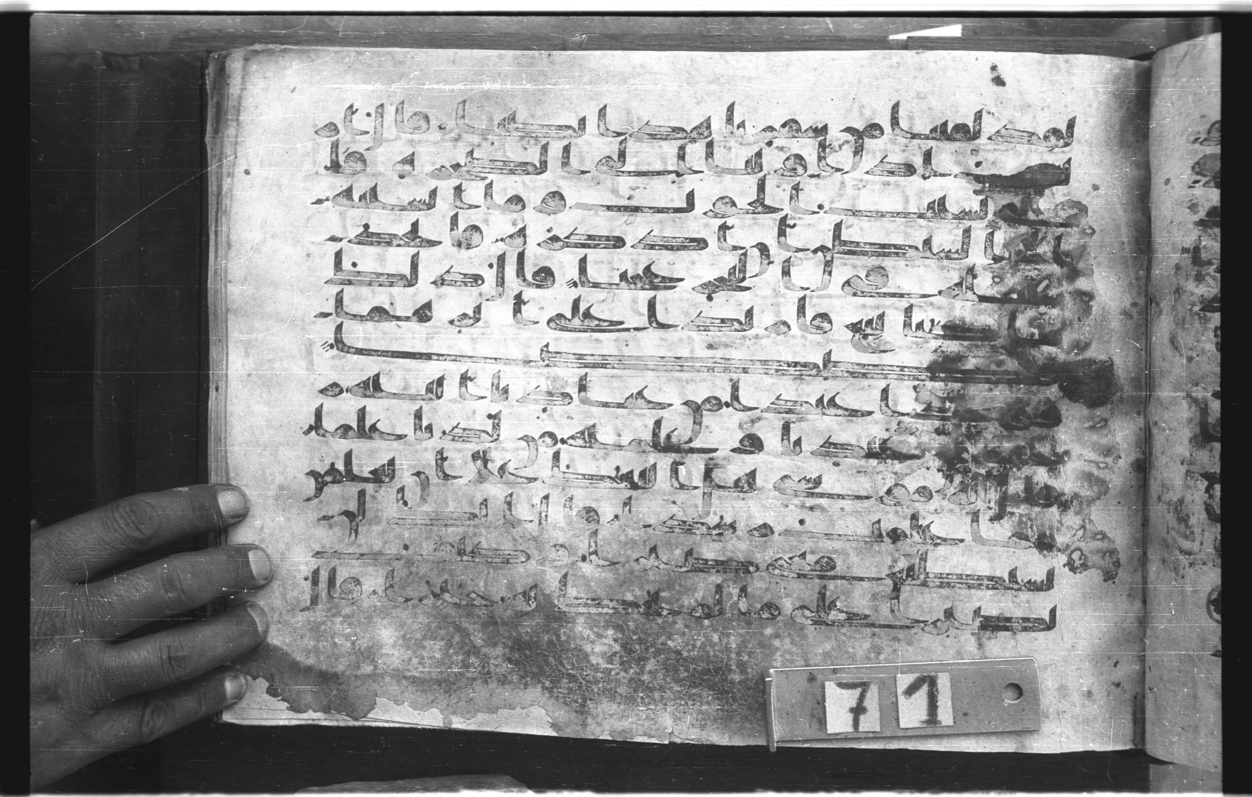 Topkapı Palace Museum, "Saray Medina 1b" (M. 3), in Kufic (Type C.III) script, showing Surah 18:64 from 8th to 10th Century AD found in Medina, Saudi Arabia, currently housed at Topkapı Palace Museum, Istanbul, Turkey