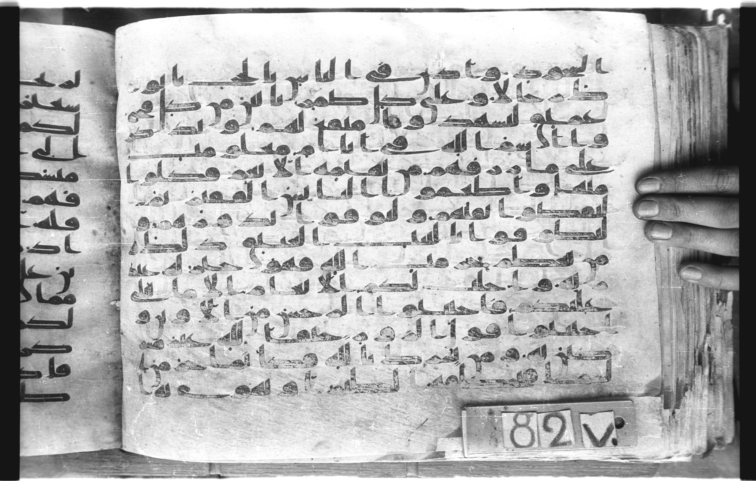 Topkapı Palace Museum, "Saray Medina 1b" (M. 3), in Kufic (Type C.III) script, showing Surah 22:29 from 8th to 10th Century AD found in Medina, Saudi Arabia, currently housed at Topkapı Palace Museum, Istanbul, Turkey