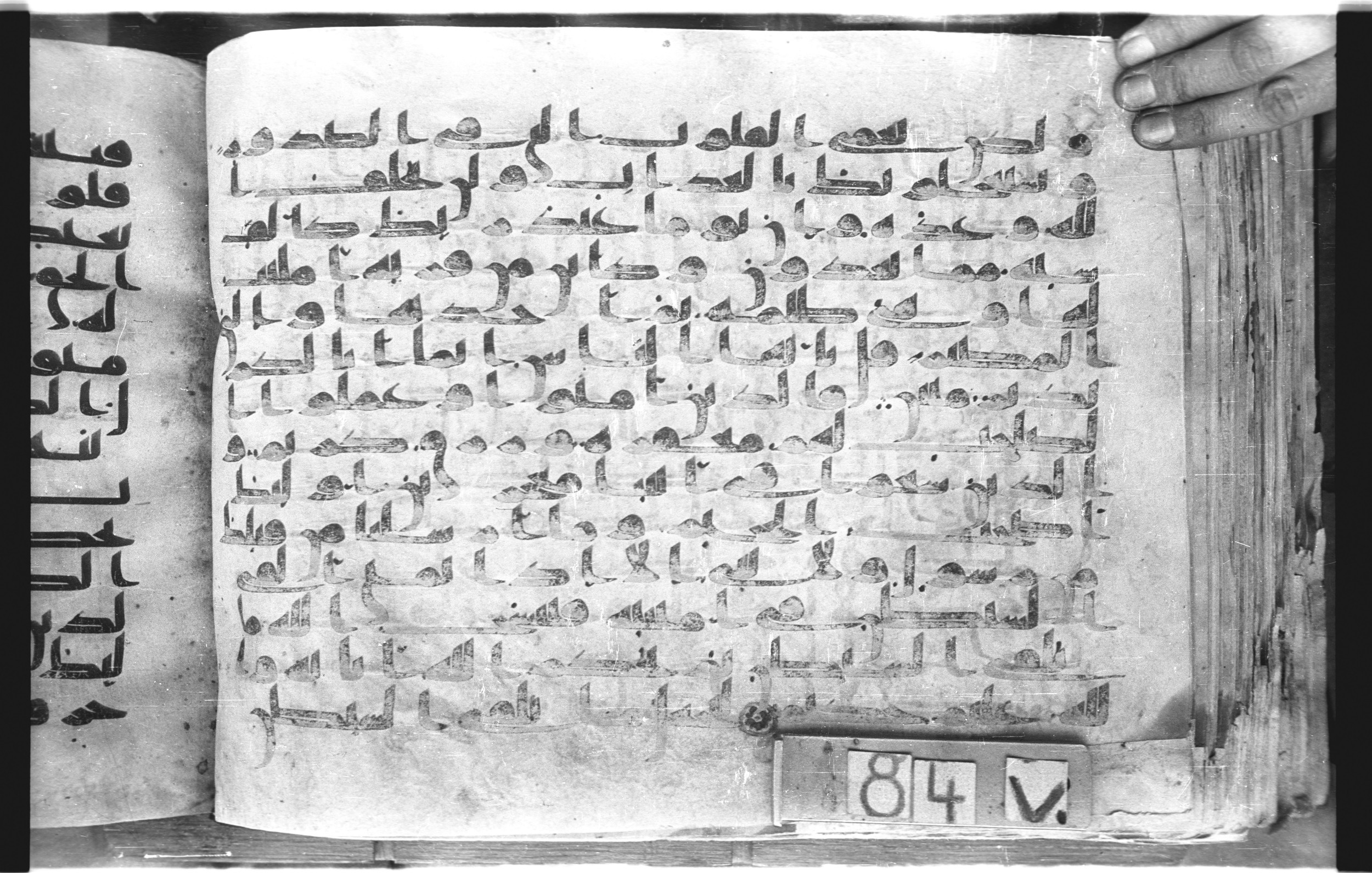 Topkapı Palace Museum, "Saray Medina 1b" (M. 3), in Kufic (Type C.III) script, showing Surah 22:49 from 8th to 10th Century AD found in Medina, Saudi Arabia, currently housed at Topkapı Palace Museum, Istanbul, Turkey