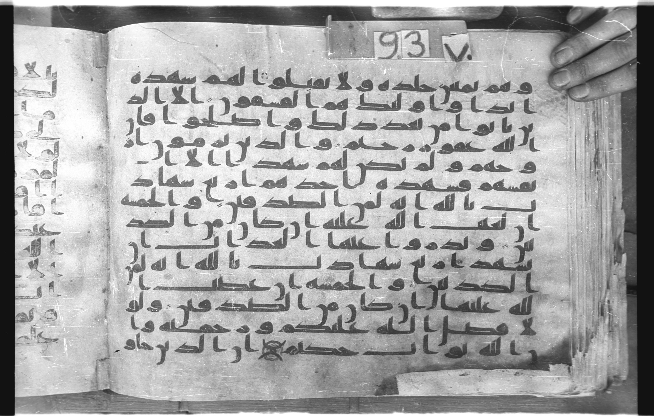 Topkapı Palace Museum, "Saray Medina 1b" (M. 3) (Scan 1), in Kufic (Type C.III) script, showing Surah 24:4 from 8th to 10th Century AD found in Medina, Saudi Arabia, currently housed at Topkapı Palace Museum, Istanbul, Turkey