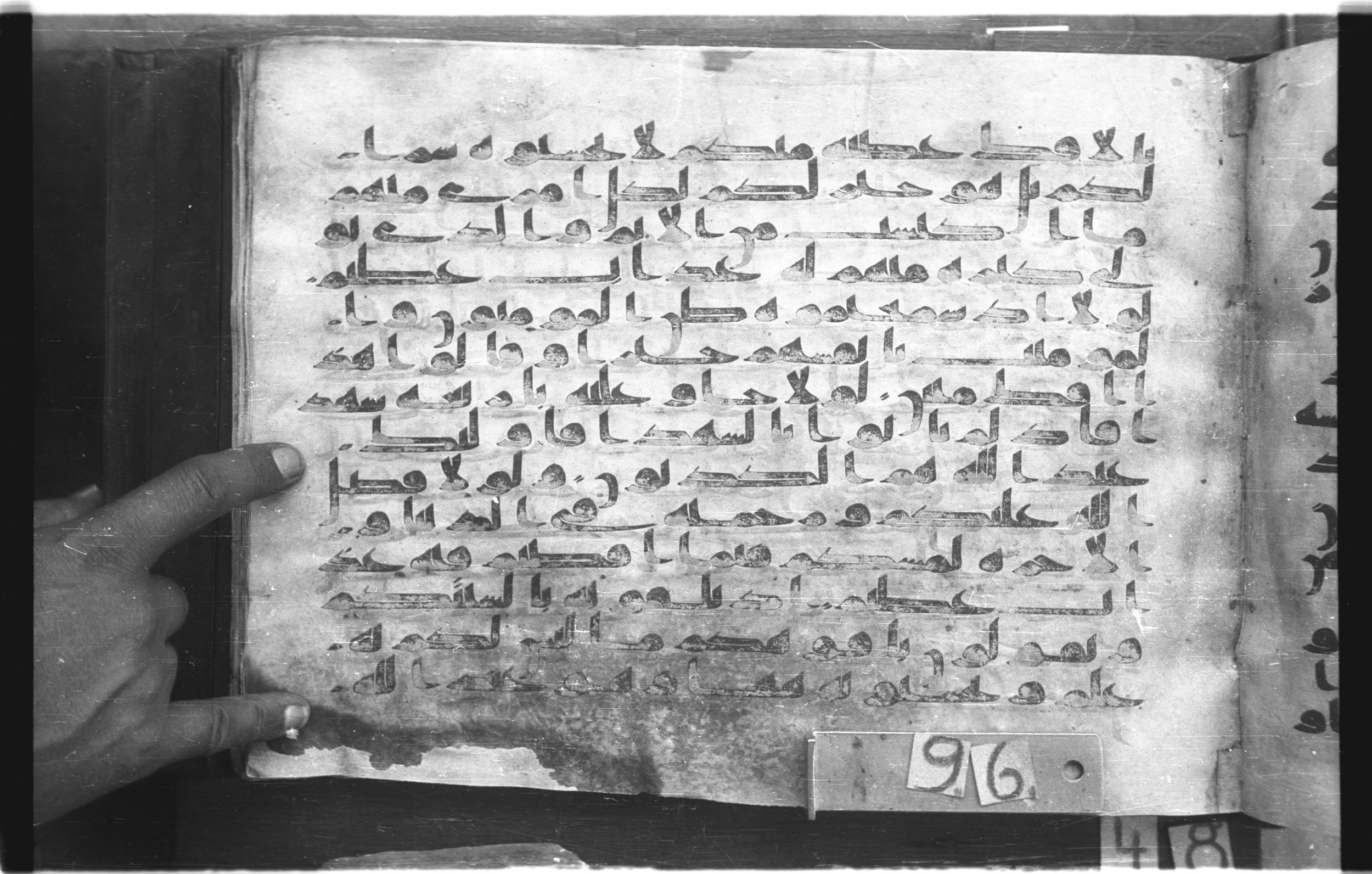 Topkapı Palace Museum, "Saray Medina 1b" (M. 3), in Kufic (Type C.III) script, showing Surah 24:12 from 8th to 10th Century AD found in Medina, Saudi Arabia, currently housed at Topkapı Palace Museum, Istanbul, Turkey