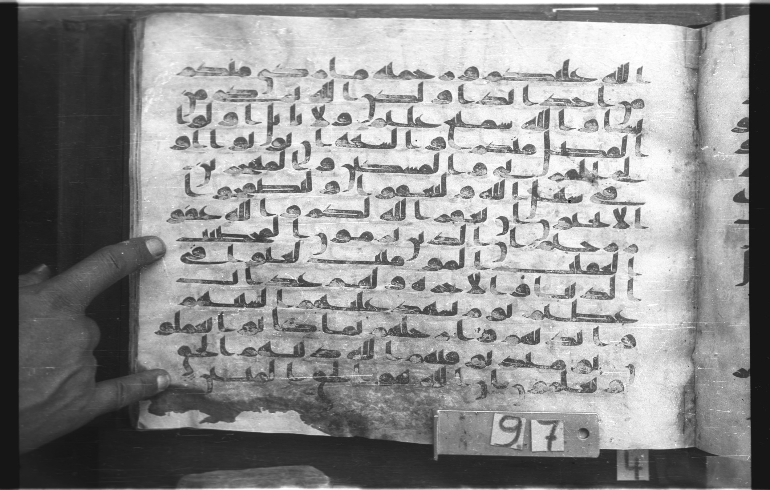 Topkapı Palace Museum, "Saray Medina 1b" (M. 3), in Kufic (Type C.III) script, showing Surah 24:22 from 8th to 10th Century AD found in Medina, Saudi Arabia, currently housed at Topkapı Palace Museum, Istanbul, Turkey