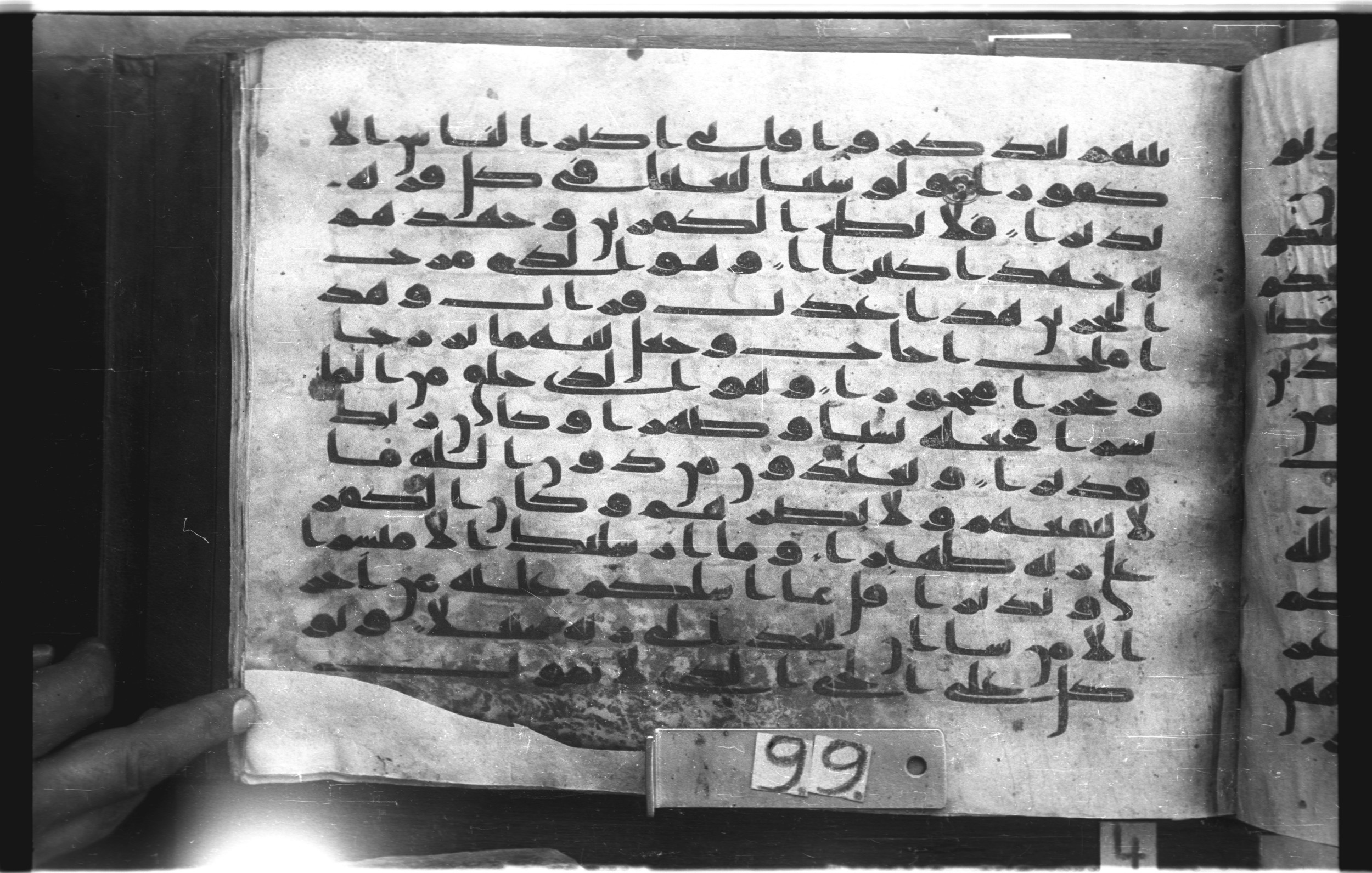 Topkapı Palace Museum, "Saray Medina 1b" (M. 3), in Kufic (Type C.III) script, showing Surah 25:52 from 8th to 10th Century AD found in Medina, Saudi Arabia, currently housed at Topkapı Palace Museum, Istanbul, Turkey