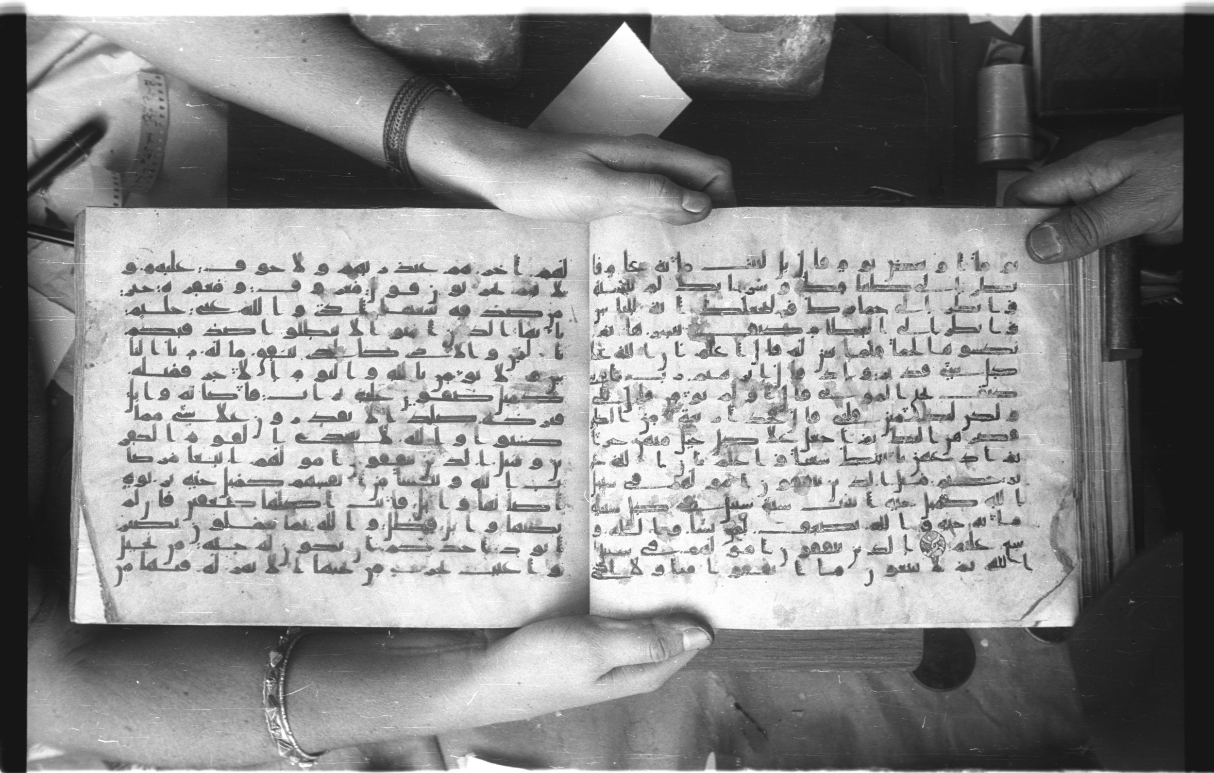 Istanbul, Topkapı Palace Museum, Karatay 23 (Scan 2), in kūfī C.III script, showing Surah 2:262 from Mid 8th to Mid 9th Century AD found in Istanbul, Turkey, currently housed at Topkapı Palace Museum, Istanbul, Turkey