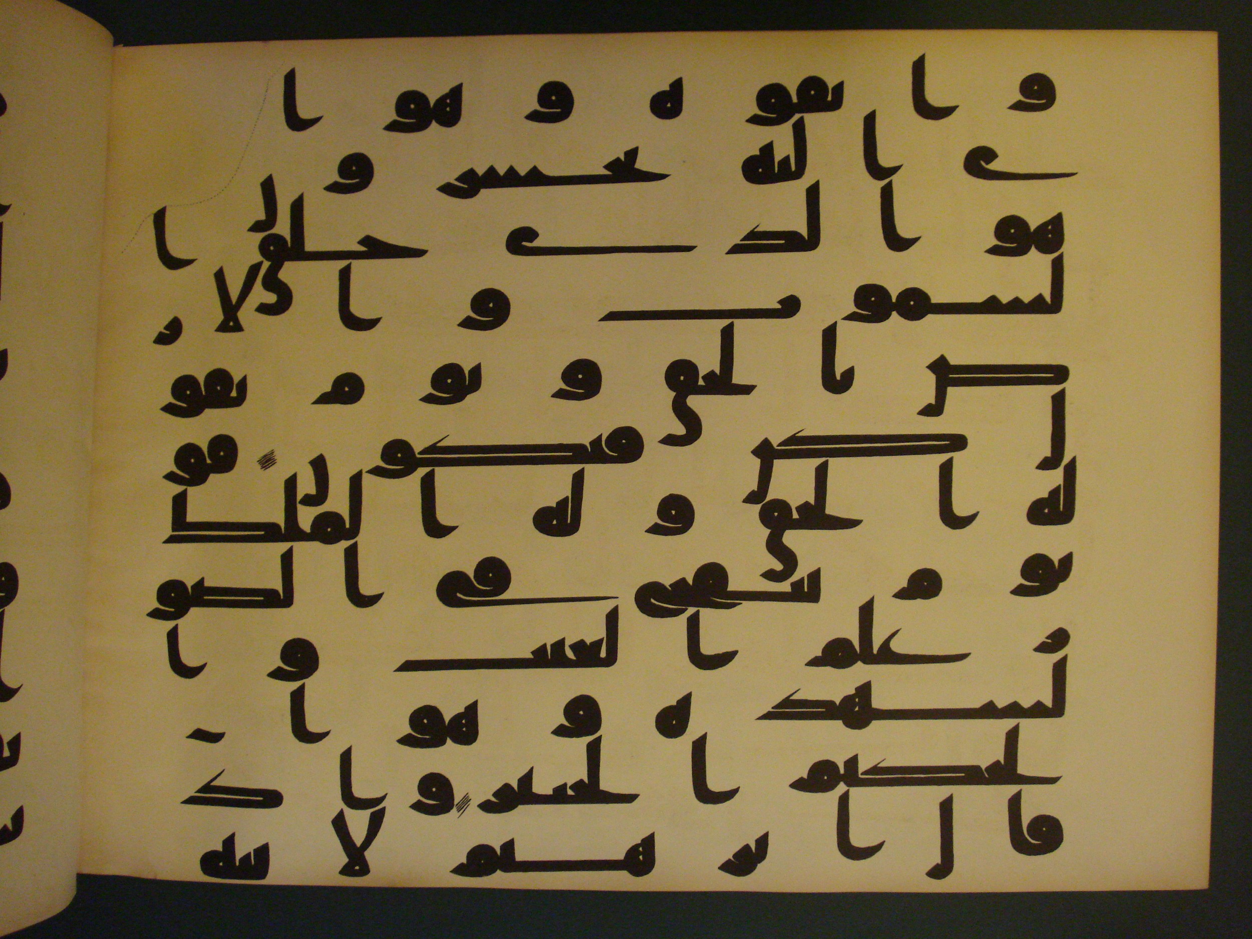 Samarkand Kufic Quran, in kūfī C.I script, showing Surah 6:73 from 8th Century AD found in Khoja Ahrar madrassa, Samarkand, Uzbekistan, currently housed at Center for Islamic Civilization, Tashkent, Uzbekistan