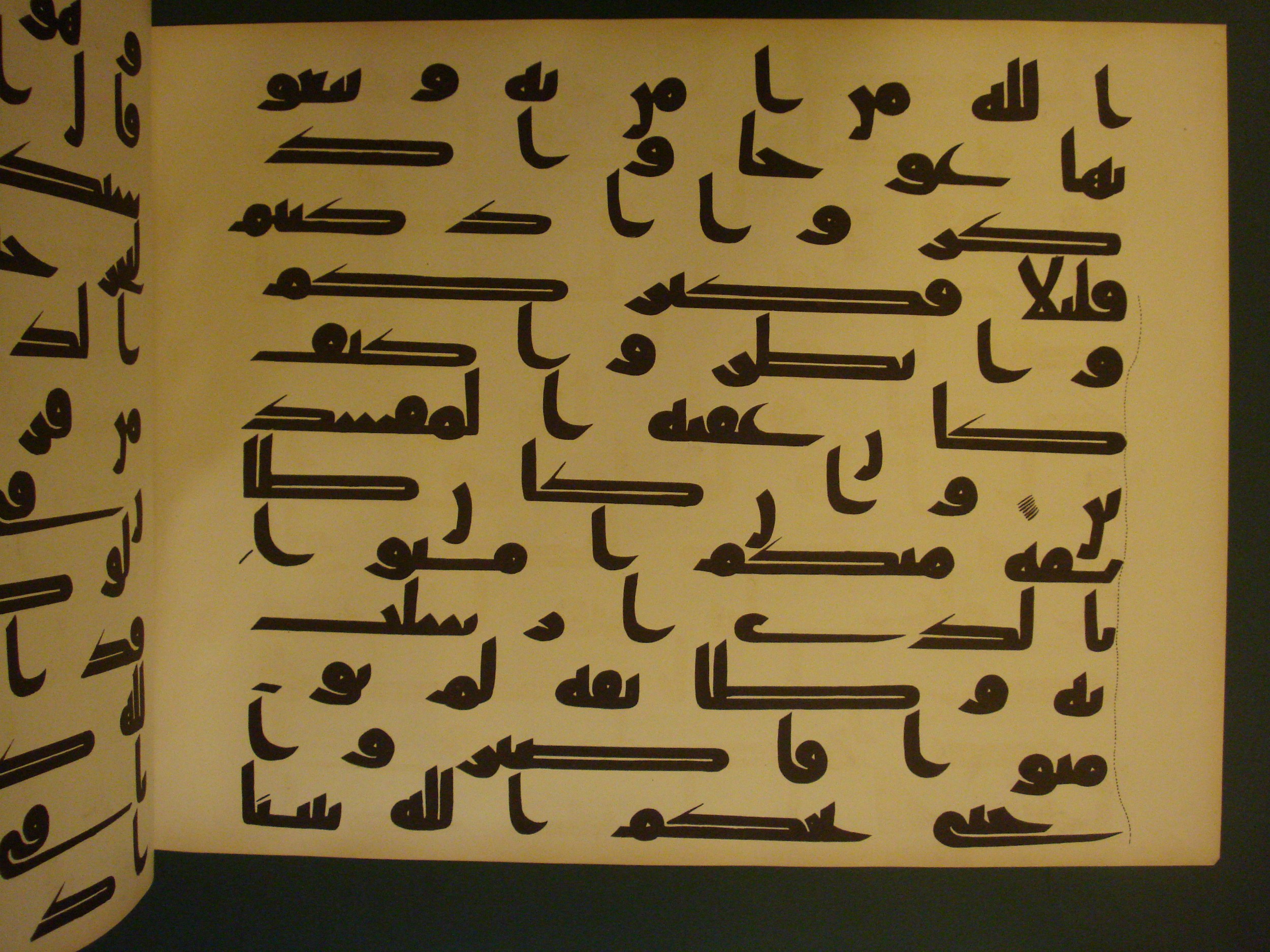 Samarkand Kufic Quran (Scan 2), in kūfī C.I script, showing Surah 7:86 from 8th Century AD found in Khoja Ahrar madrassa, Samarkand, Uzbekistan, currently housed at Center for Islamic Civilization, Tashkent, Uzbekistan