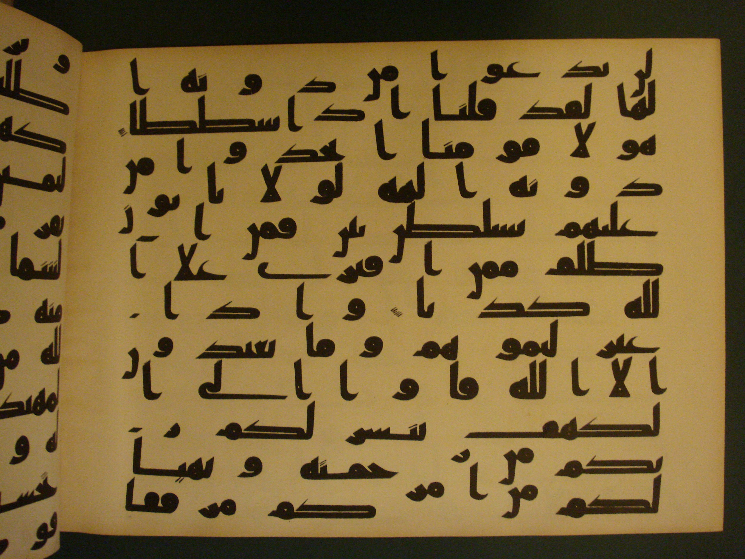 Samarkand Kufic Quran, in kūfī C.I script, showing Surah 18:16 from 8th Century AD found in Khoja Ahrar madrassa, Samarkand, Uzbekistan, currently housed at Center for Islamic Civilization, Tashkent, Uzbekistan
