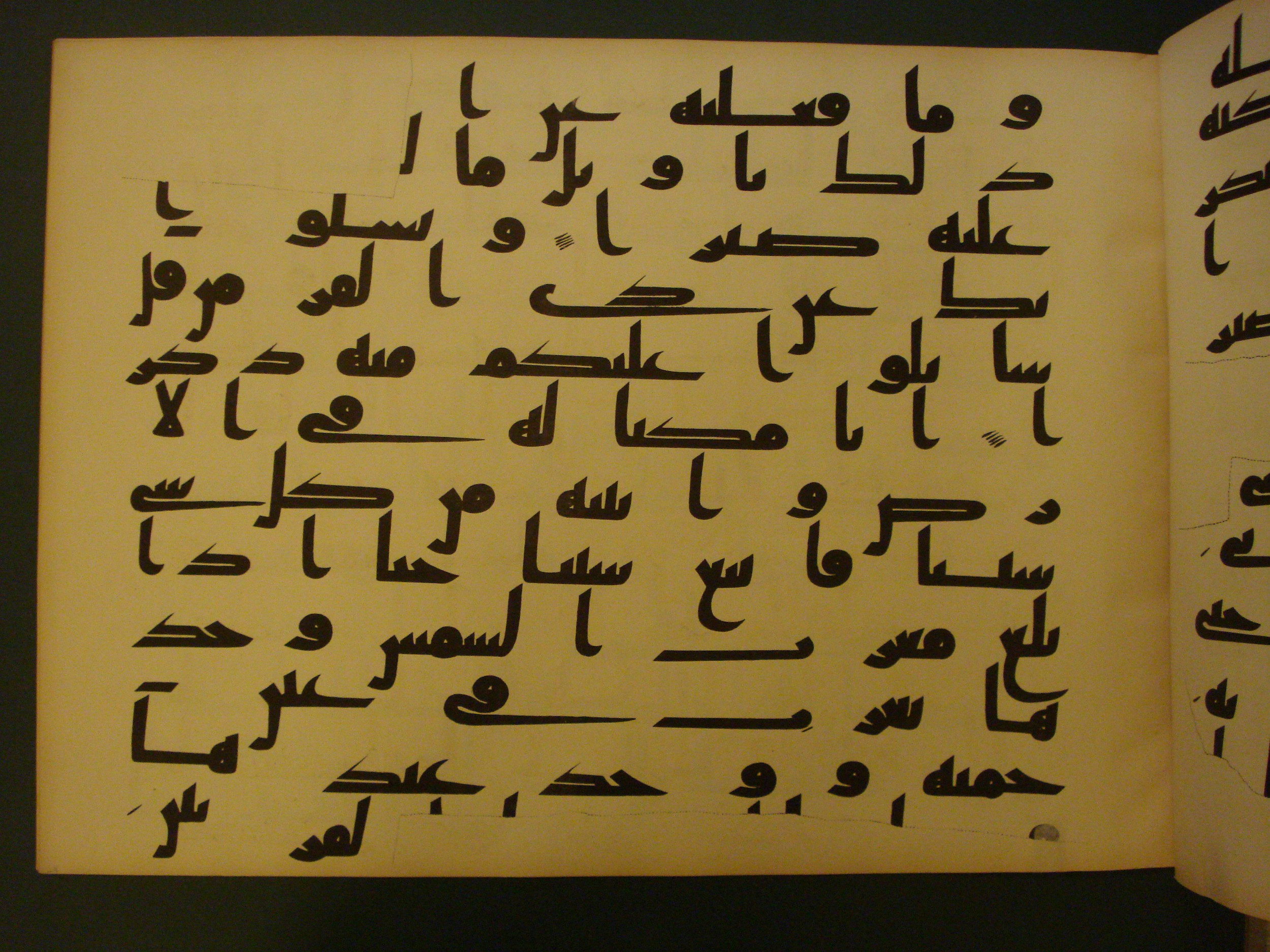Samarkand Kufic Quran, in kūfī C.I script, showing Surah 18:83 from 8th Century AD found in Khoja Ahrar madrassa, Samarkand, Uzbekistan, currently housed at Center for Islamic Civilization, Tashkent, Uzbekistan
