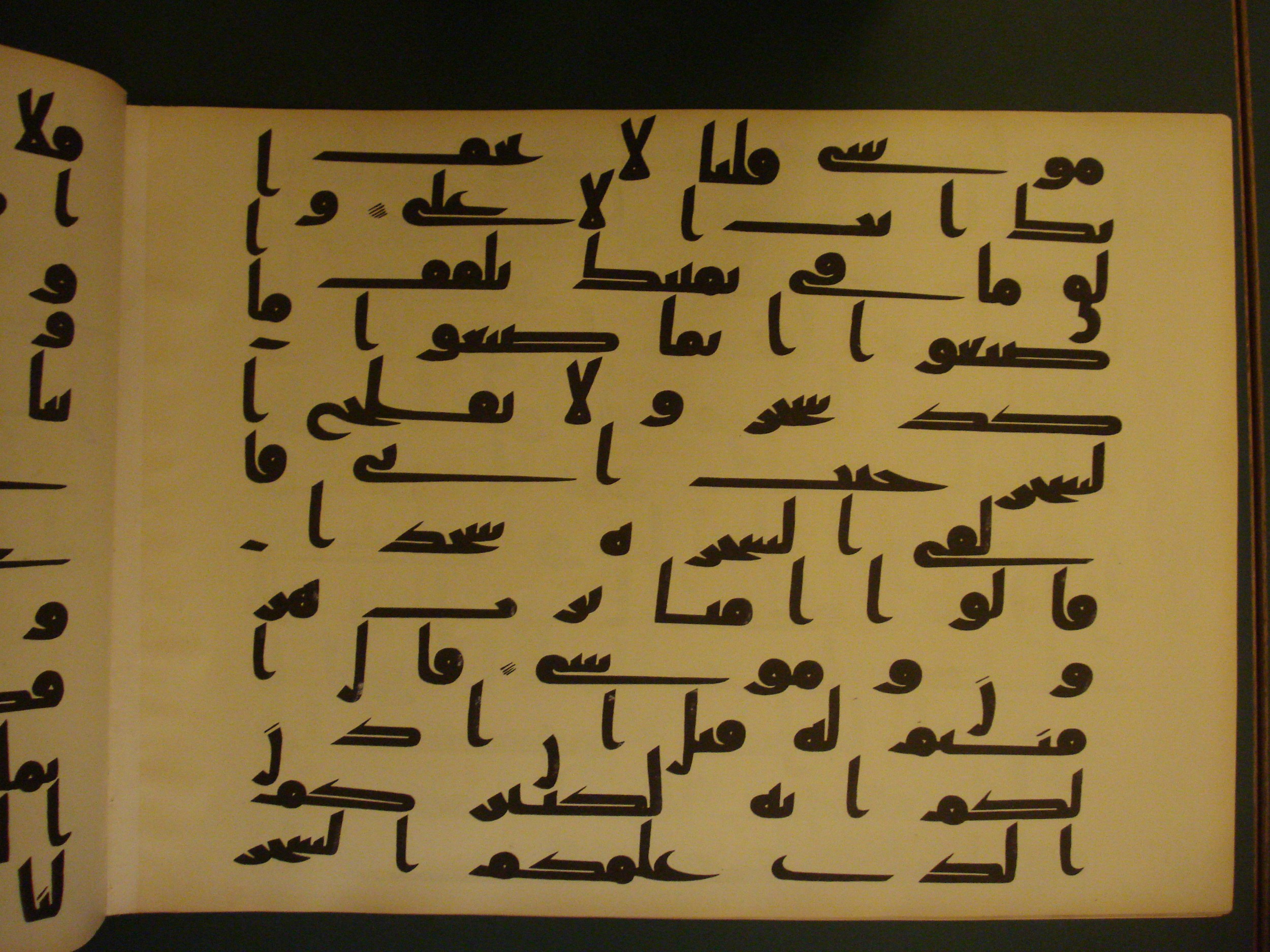 Samarkand Kufic Quran (Scan 1), in kūfī C.I script, showing Surah 20:71 from 8th Century AD found in Khoja Ahrar madrassa, Samarkand, Uzbekistan, currently housed at Center for Islamic Civilization, Tashkent, Uzbekistan