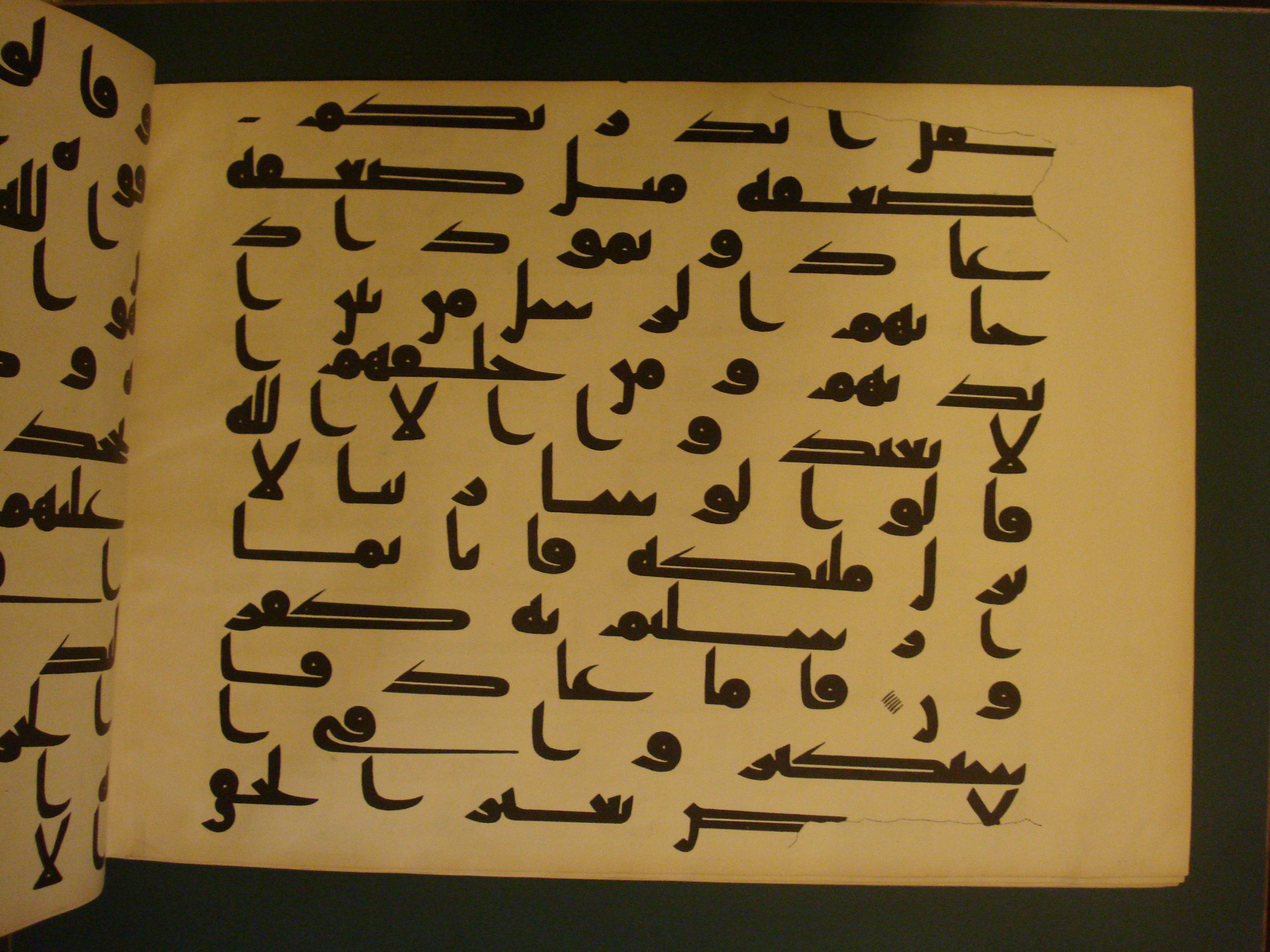 Samarkand Kufic Quran (Scan 2), in kūfī C.I script, showing Surah 41:13 from 8th Century AD found in Khoja Ahrar madrassa, Samarkand, Uzbekistan, currently housed at Center for Islamic Civilization, Tashkent, Uzbekistan