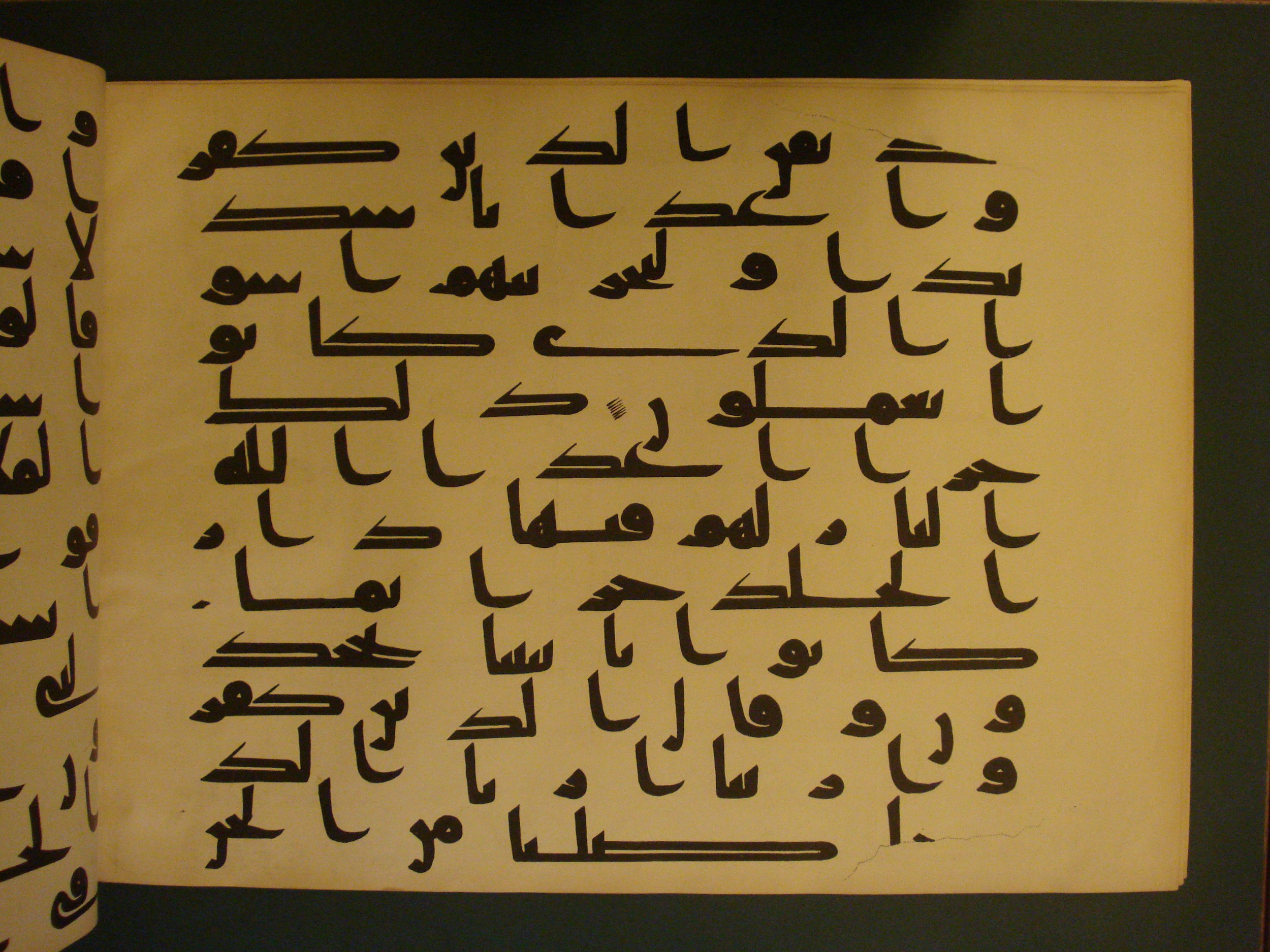 Samarkand Kufic Quran, in kūfī C.I script, showing Surah 41:28 from 8th Century AD found in Khoja Ahrar madrassa, Samarkand, Uzbekistan, currently housed at Center for Islamic Civilization, Tashkent, Uzbekistan