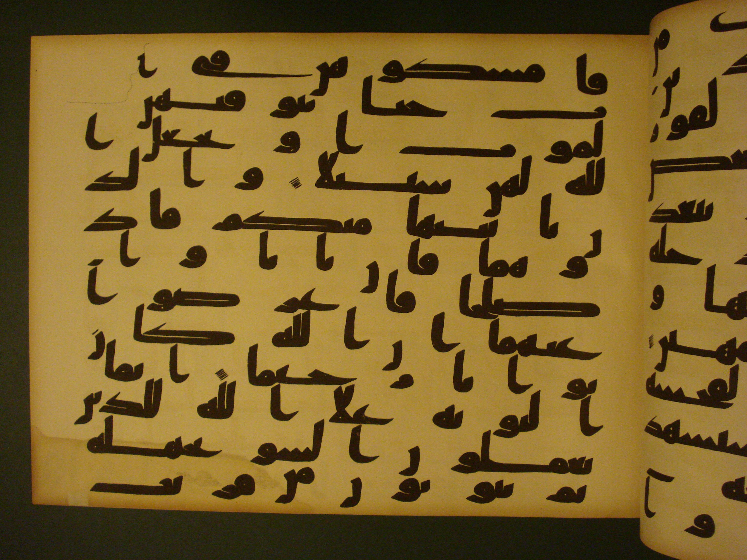 Samarkand Kufic Quran, in kūfī C.I script, showing Surah 4:16 from 8th Century AD found in Khoja Ahrar madrassa, Samarkand, Uzbekistan, currently housed at Center for Islamic Civilization, Tashkent, Uzbekistan
