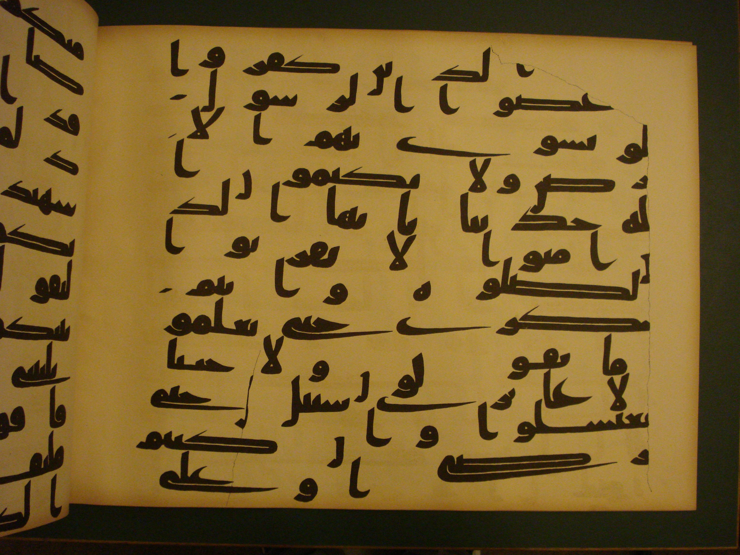 Samarkand Kufic Quran (Scan 2), in kūfī C.I script, showing Surah 4:42 from 8th Century AD found in Khoja Ahrar madrassa, Samarkand, Uzbekistan, currently housed at Center for Islamic Civilization, Tashkent, Uzbekistan
