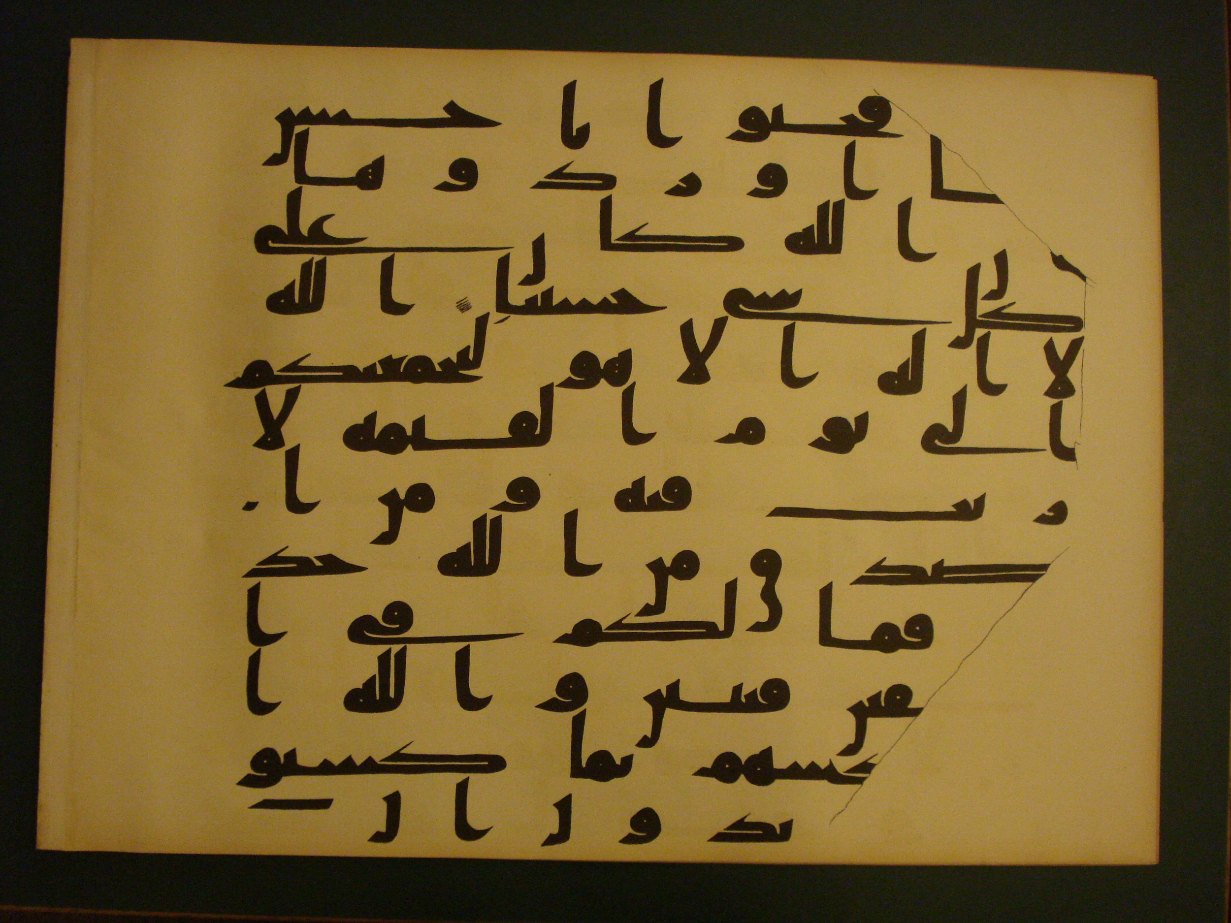 Samarkand Kufic Quran (Scan 1), in kūfī C.I script, showing Surah 4:88 from 8th Century AD found in Khoja Ahrar madrassa, Samarkand, Uzbekistan, currently housed at Center for Islamic Civilization, Tashkent, Uzbekistan