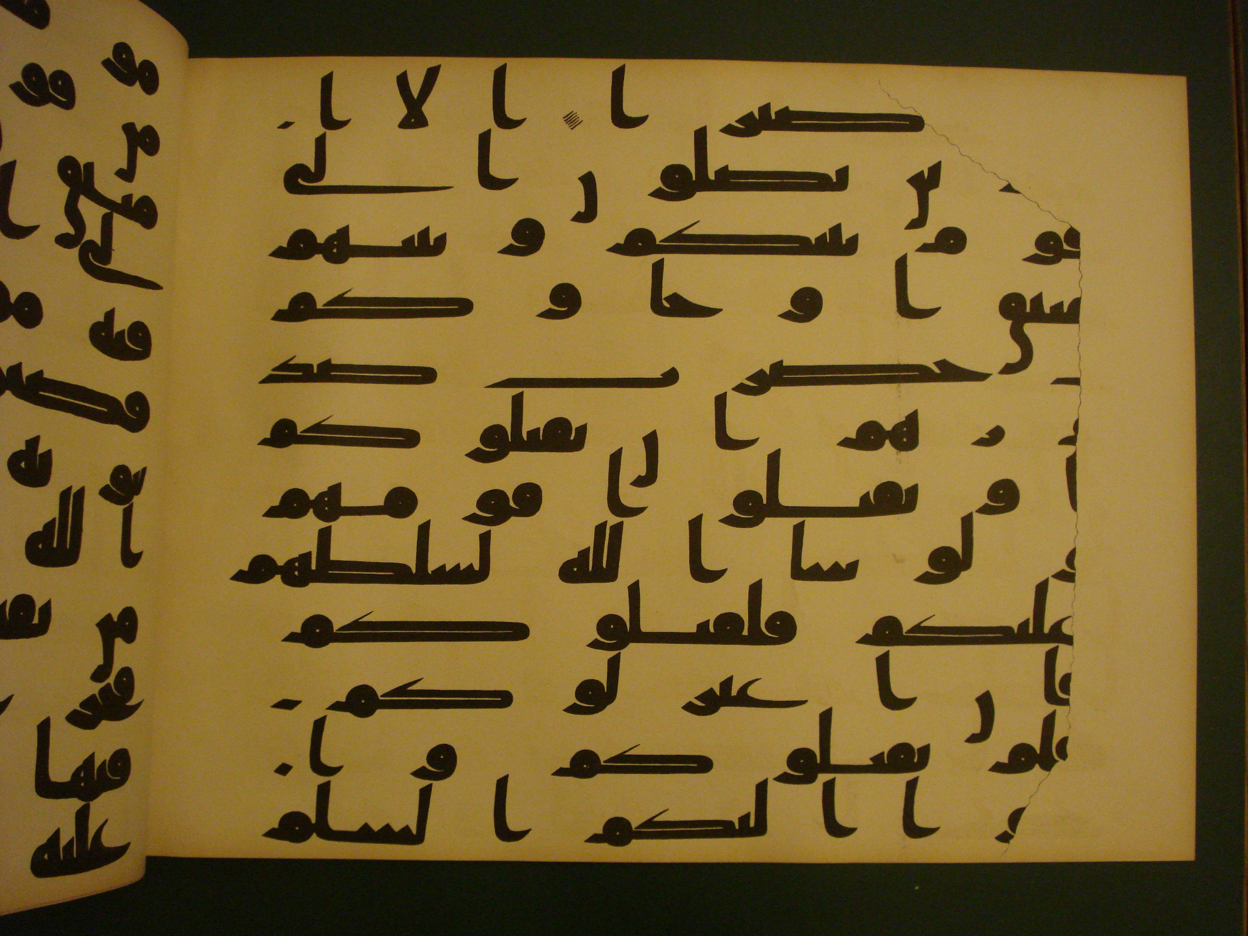 Samarkand Kufic Quran (Scan 2), in kūfī C.I script, showing Surah 4:89 from 8th Century AD found in Khoja Ahrar madrassa, Samarkand, Uzbekistan, currently housed at Center for Islamic Civilization, Tashkent, Uzbekistan