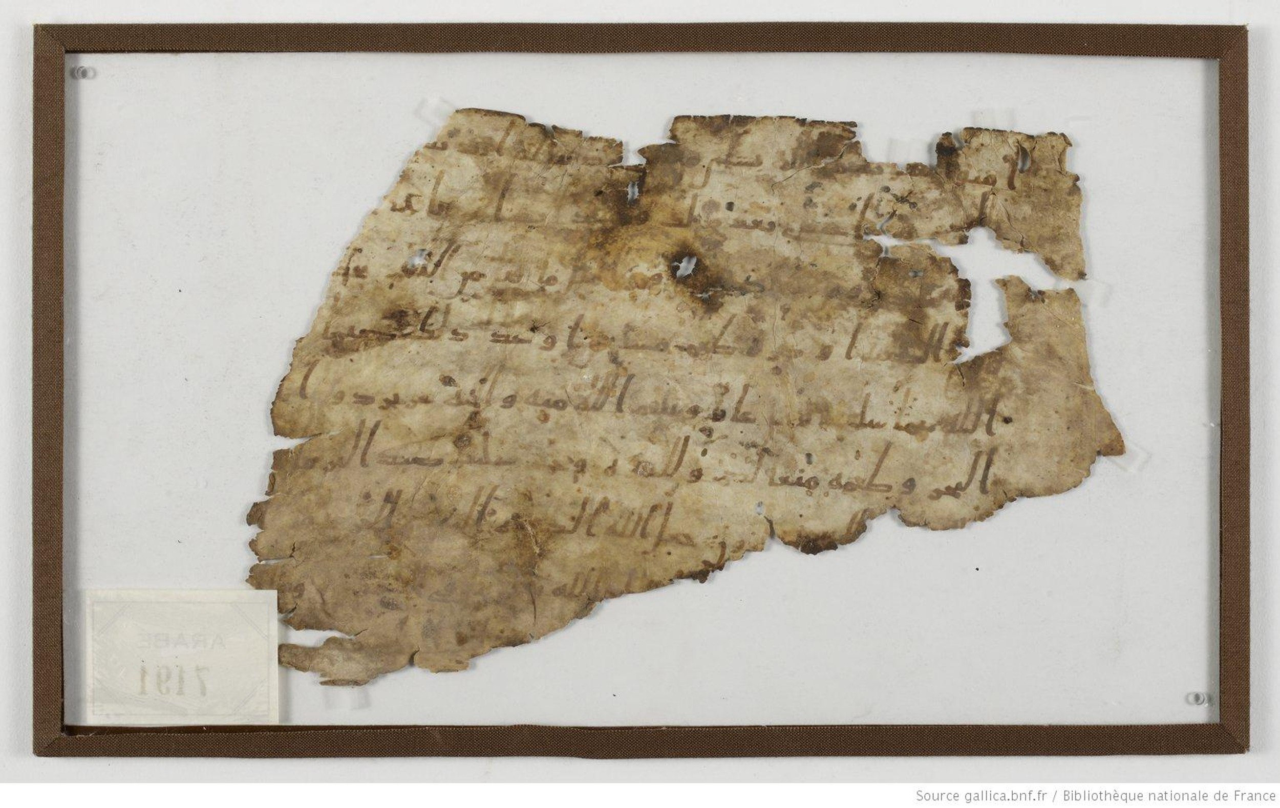 Bibliothèque nationale de France, Arabe 7191, in Ḥiǧāzī I script, showing Surah 5:97 from Mid 7th to Mid 8th Century AD found in Asyut, Egypt, currently housed at Bibliothèque nationale de France, Paris